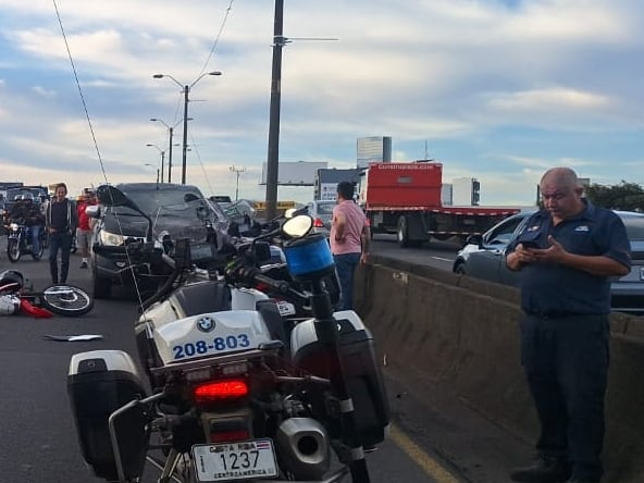 Detalle del incidente sobre el puente Juan Pablo II en Uruca donde una mujer perdió la vida en un accidente. Fotografía: