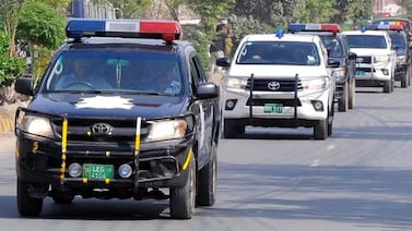 Ataque con explosivos y tiroteo en Pakistán deja al menos 15 policías muertos