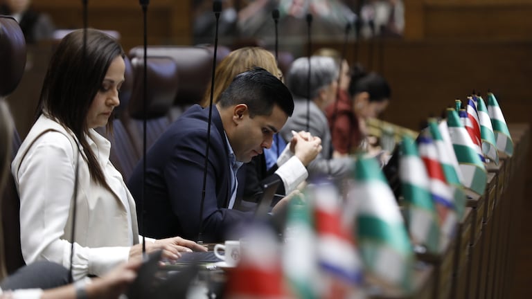 17 diputados del PLN firman compromiso para renunciar a su curul si abandonan la fracción