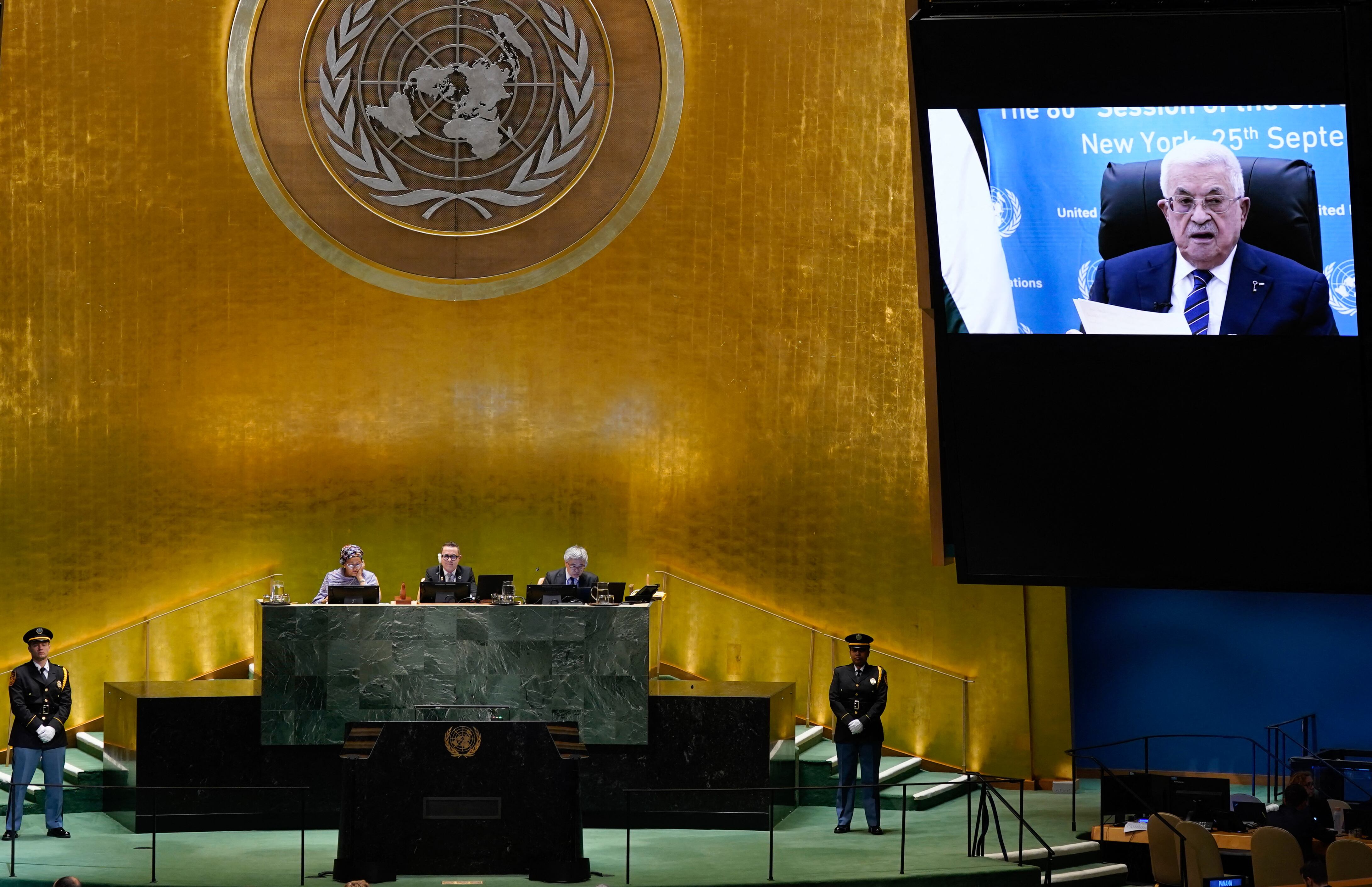 El presidente de la Autoridad Palestina, Mahmud Abás, habla durante la Asamblea General de las Naciones Unidas en la sede de la ONU en la ciudad de Nueva York el 25 de septiembre de 2025.