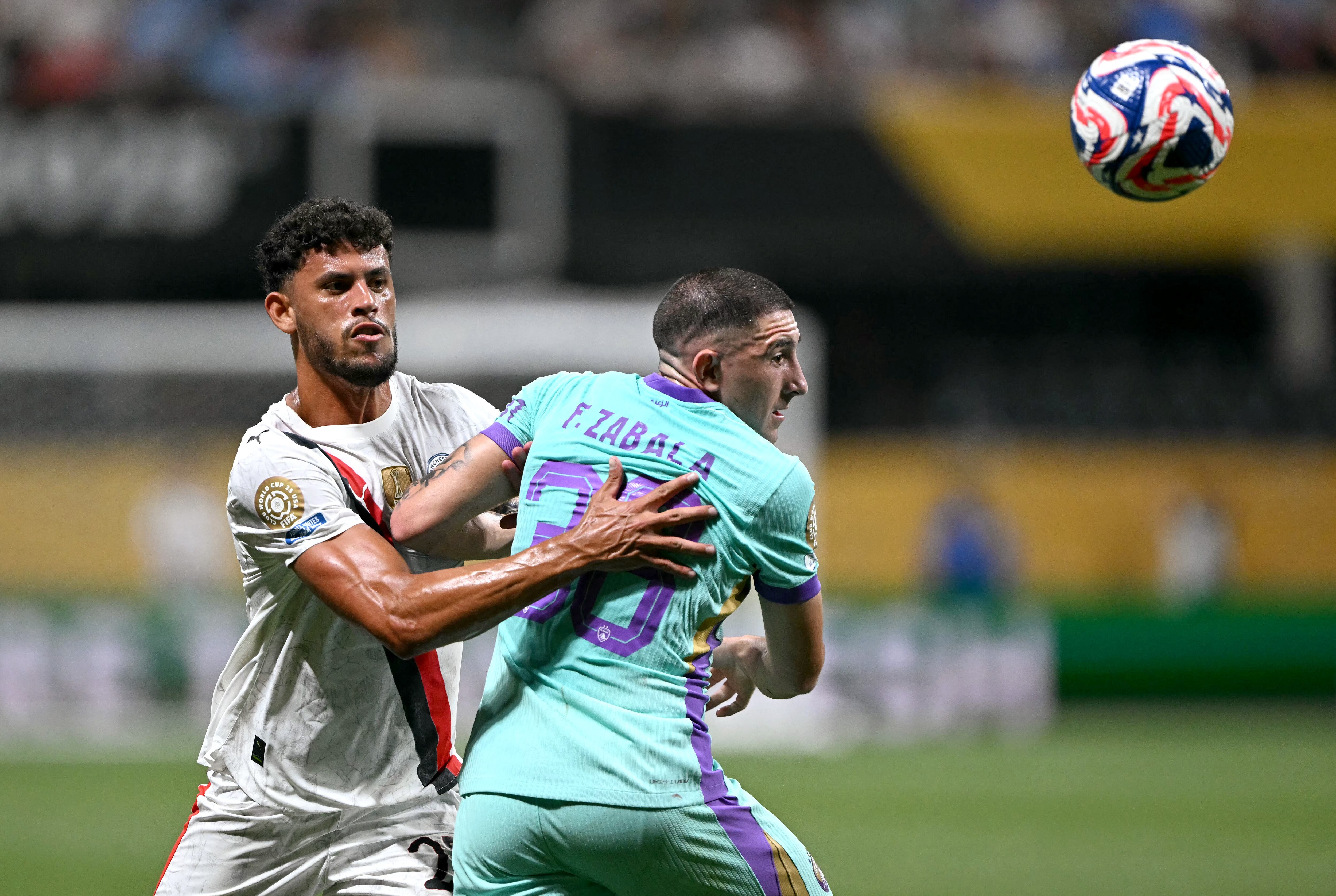 Matheus Nunes y Facundo Zabala disputan el balón en el partido entre Manchester City y Al Ain en el Mundial de Clubes.