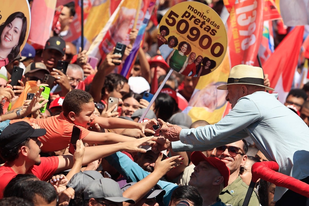 El presidente de Brasil y candidato presidencial Luiz Inácio Lula da Silva saluda a un niño durante un mitin de campaña en el barrio de São Miguel Paulista, en São Paulo, Brasil.