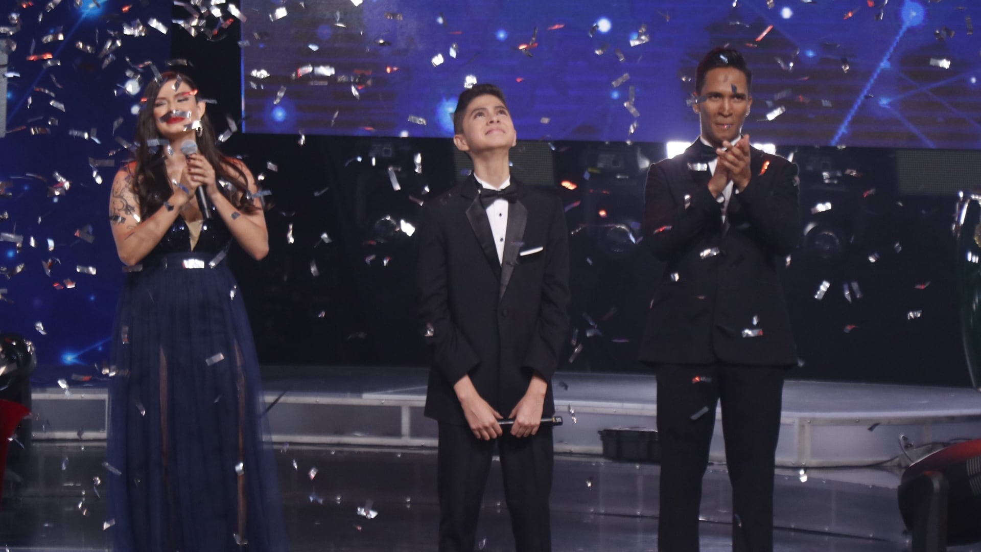 Tres participantes de Nace una Estrella 2023 sobre el escenario del Estudio Marco Picado de Teletica mientras cae confeti, el día de la final del programa.