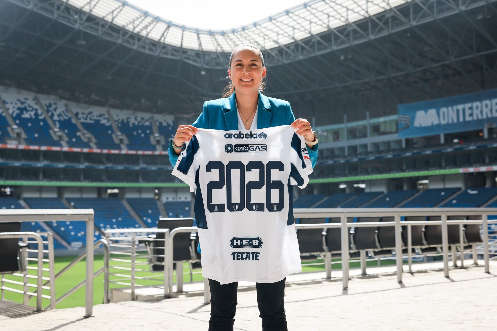 Amelia Valverde posó con la camisa de Monterrey que el equipo utilizó para anunciar su renovación.