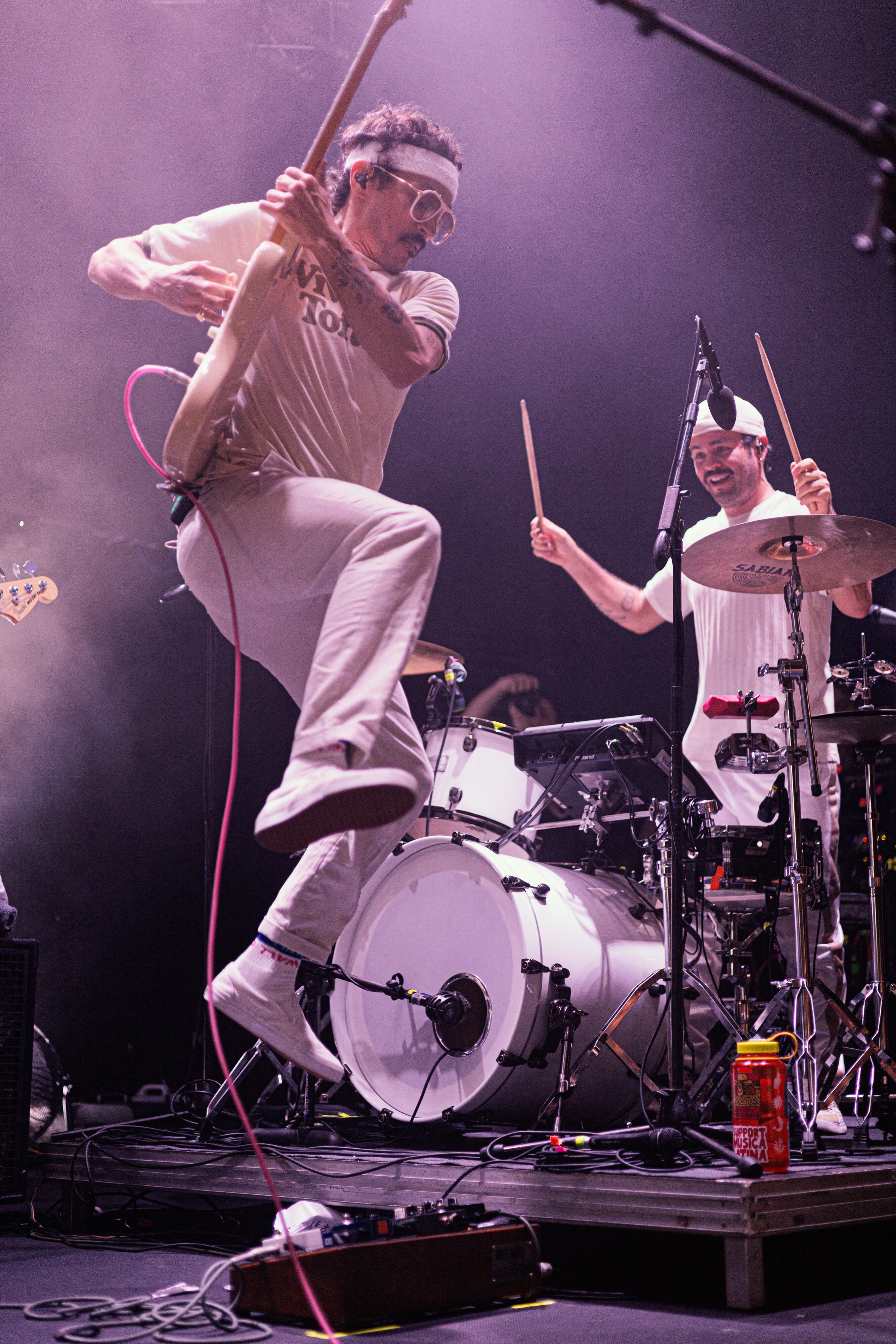 La energía de Caloncho fue parte vital de una presentación vibrante con pocas pausas.