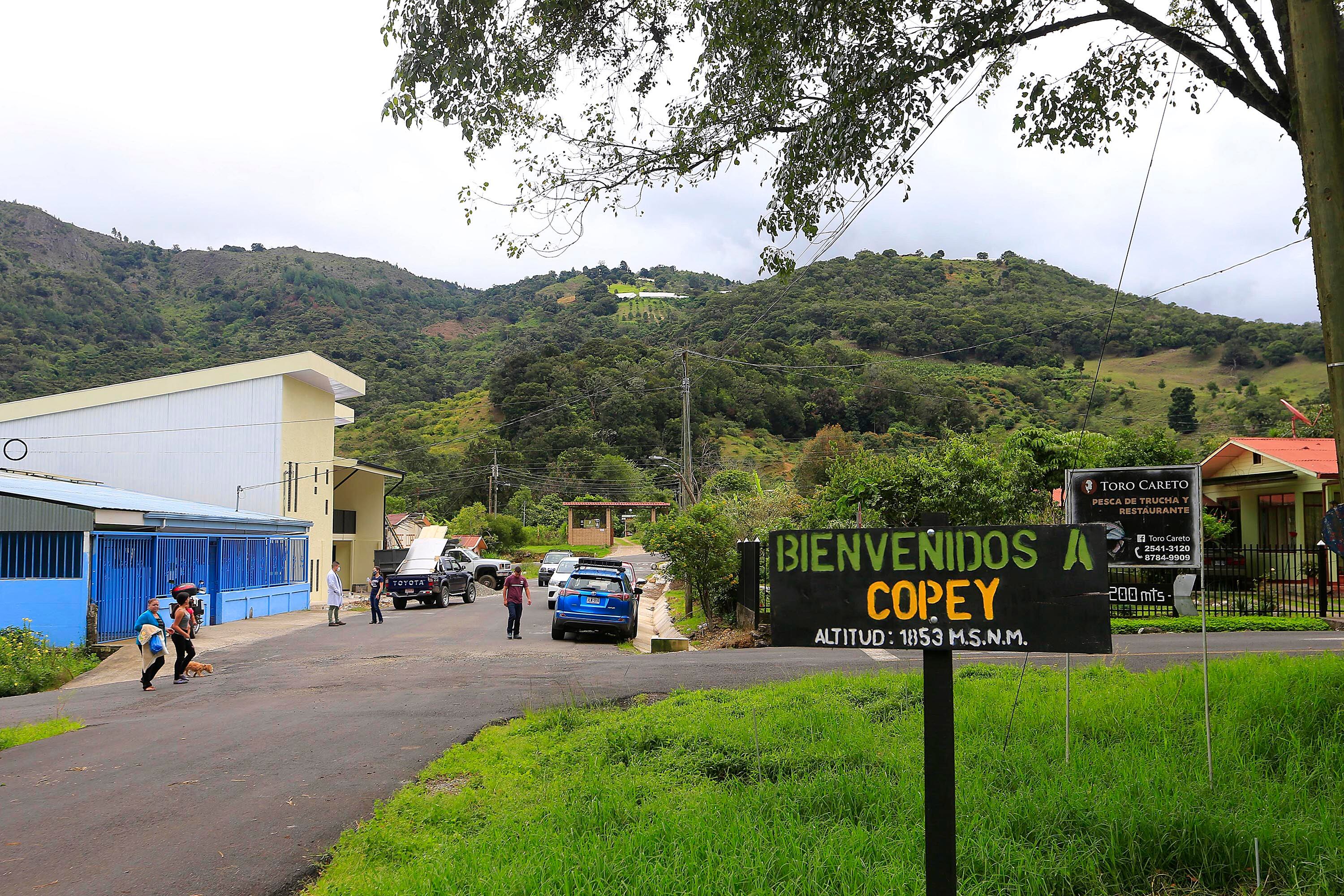 Paisaje de Copey de Dota, San José, con un cartel de bienvenida y colinas al fondo, zona afectada por un enjambre sísmico reportado por el Ovsicori.
