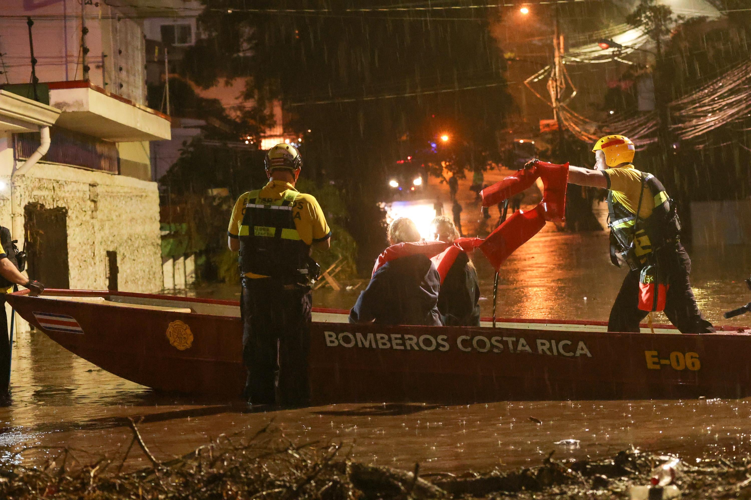 Bomberos intervino la tarde de esta jueves, para rescatar a personas que quedaron atrapadas en sus viviendas, producto de las graves inundaciones que se registraron en barrio Dent.
