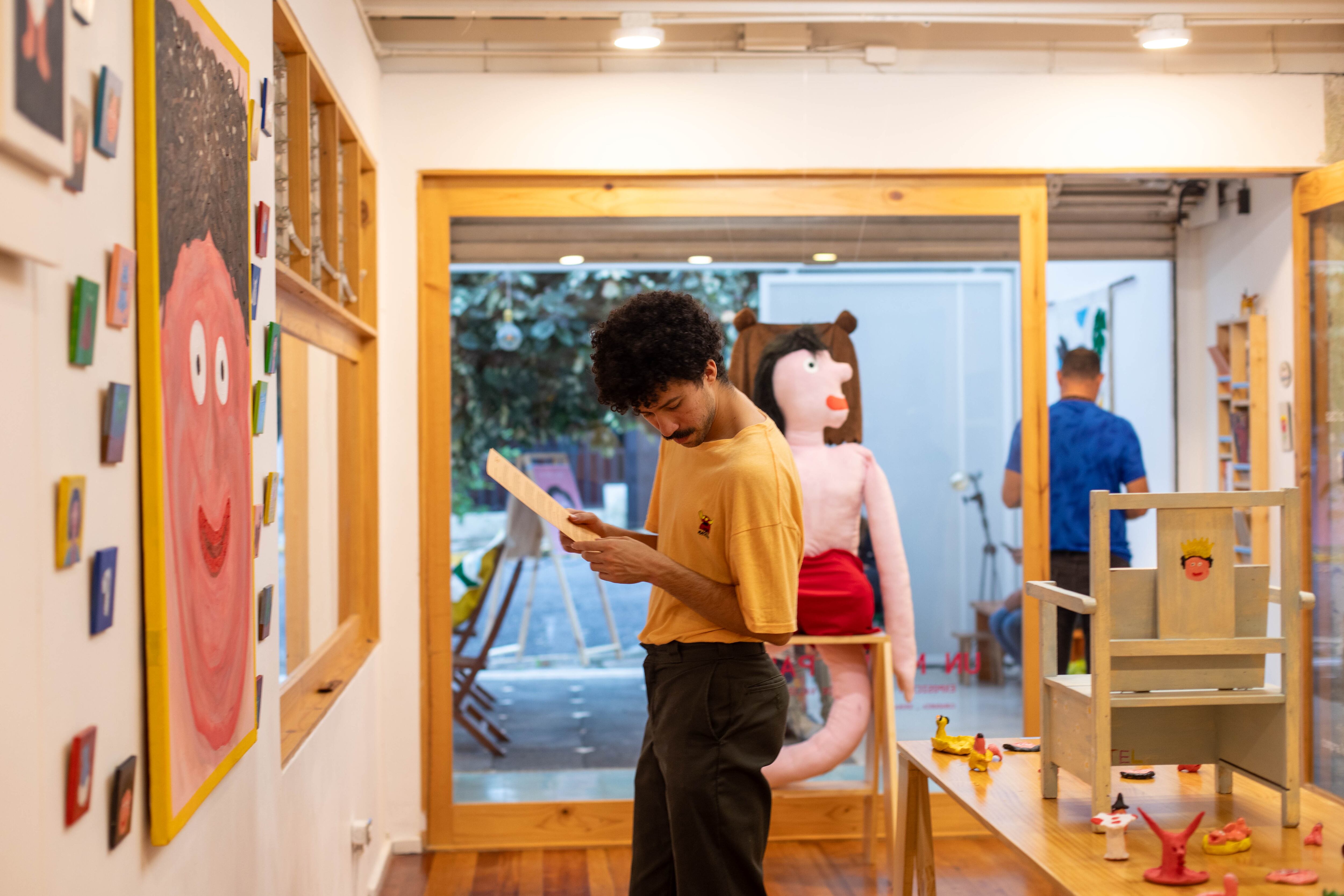 La exposición 'Un mundo pastel', en Satisfactory, incluye música, talleres de bordado e intervención de objetos, y espacios para compartir con Valiente Pastel. Foto: cortesía de satisFACTORY.