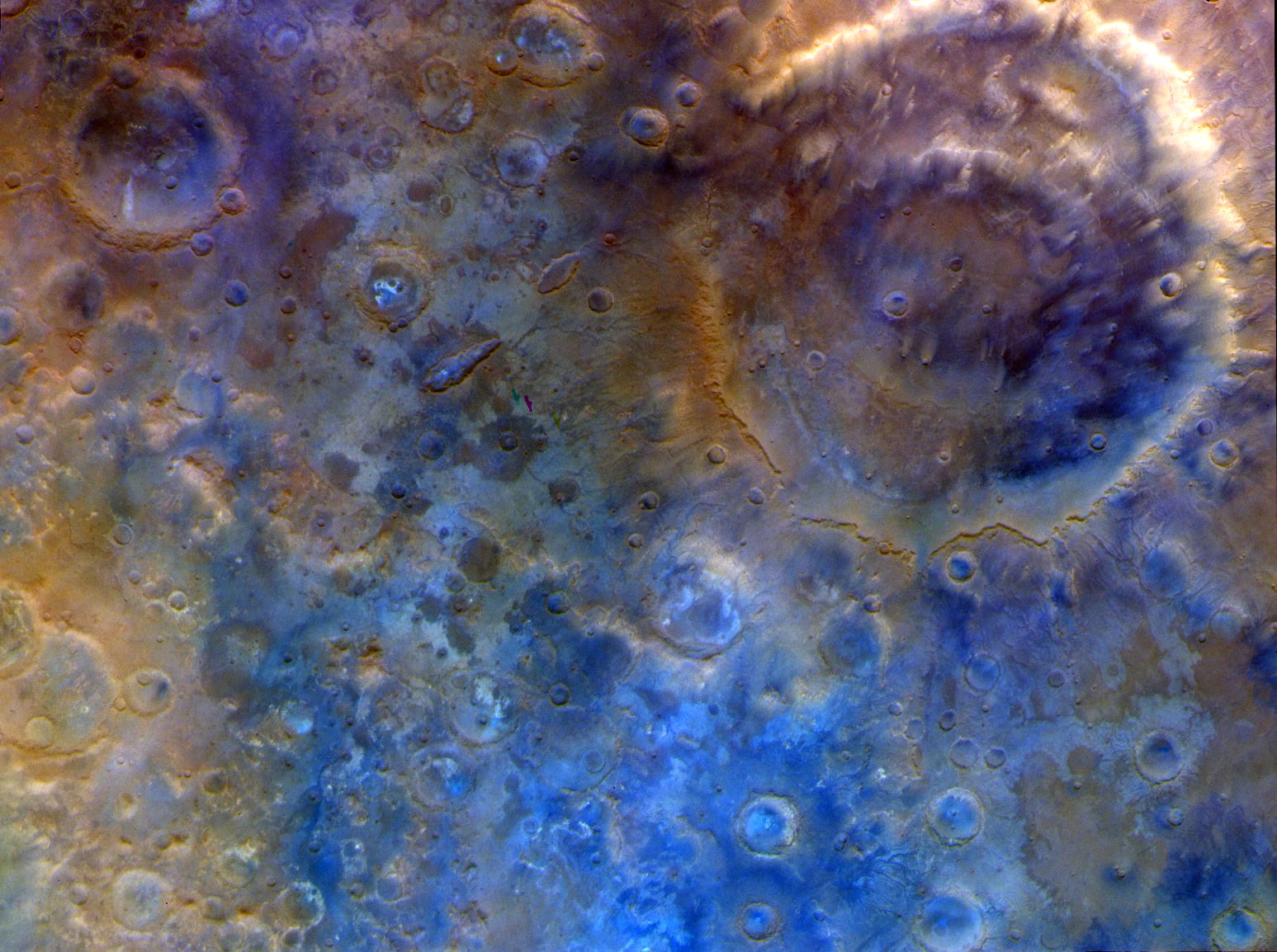 La misión Psyche registró esta imagen mejorada en color del cráter Huygens y las antiguas tierras altas del sur de Marte. Las variaciones de color revelan diferencias en polvo, arena y roca sobre la superficie marciana.
