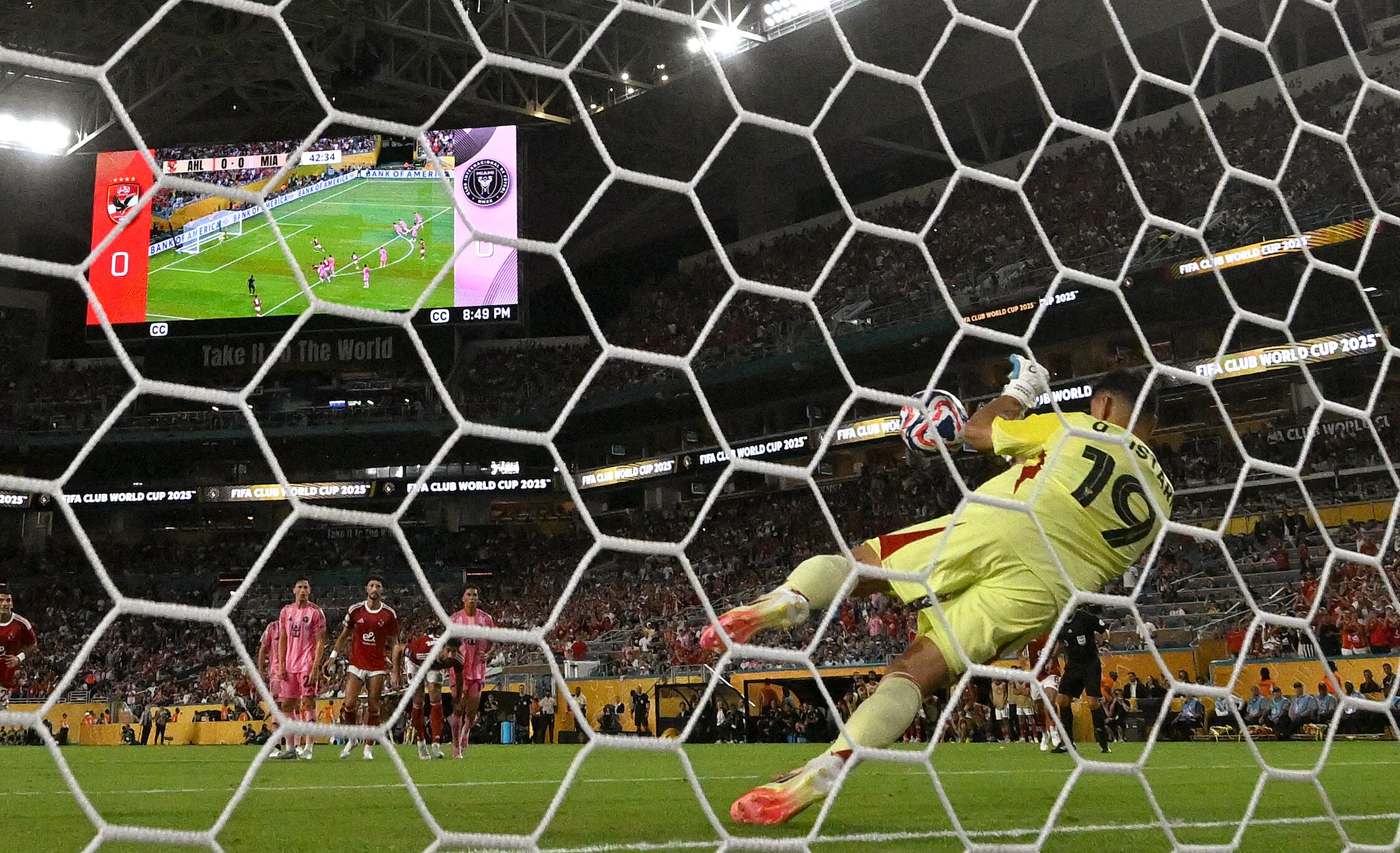 El arquero Óscar Ustari del Inter Miami detiene el remate de penal de Trezeguet, del Al Ahly egipcio, durante el primer partido del Mundial de Clubes.