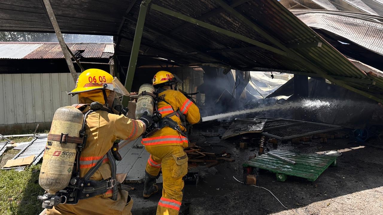 Este martes 14 de abril se registró un incendio industral en Las Horquetas de Sarapiquí, en Heredia.