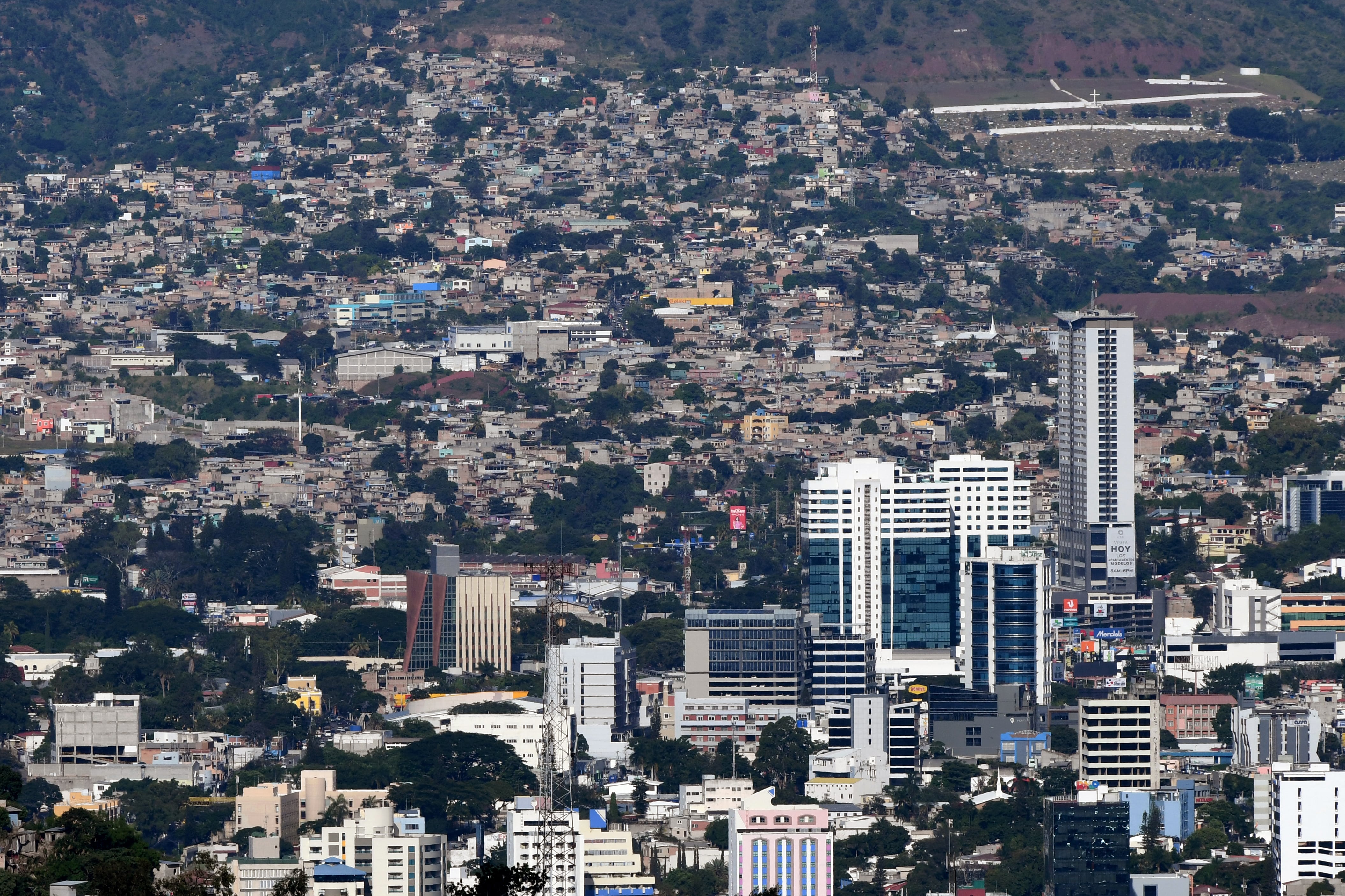 Vista de Tegucigalpa tomada el 14 de agosto de 2025.
Honduras, donde aproximadamente el 40% de los hogares viven en pobreza extrema según datos del Instituto Nacional de Estadística (INE), celebrará elecciones presidenciales el 30 de noviembre de 2025.
(Foto de Orlando SIERRA / AFP)