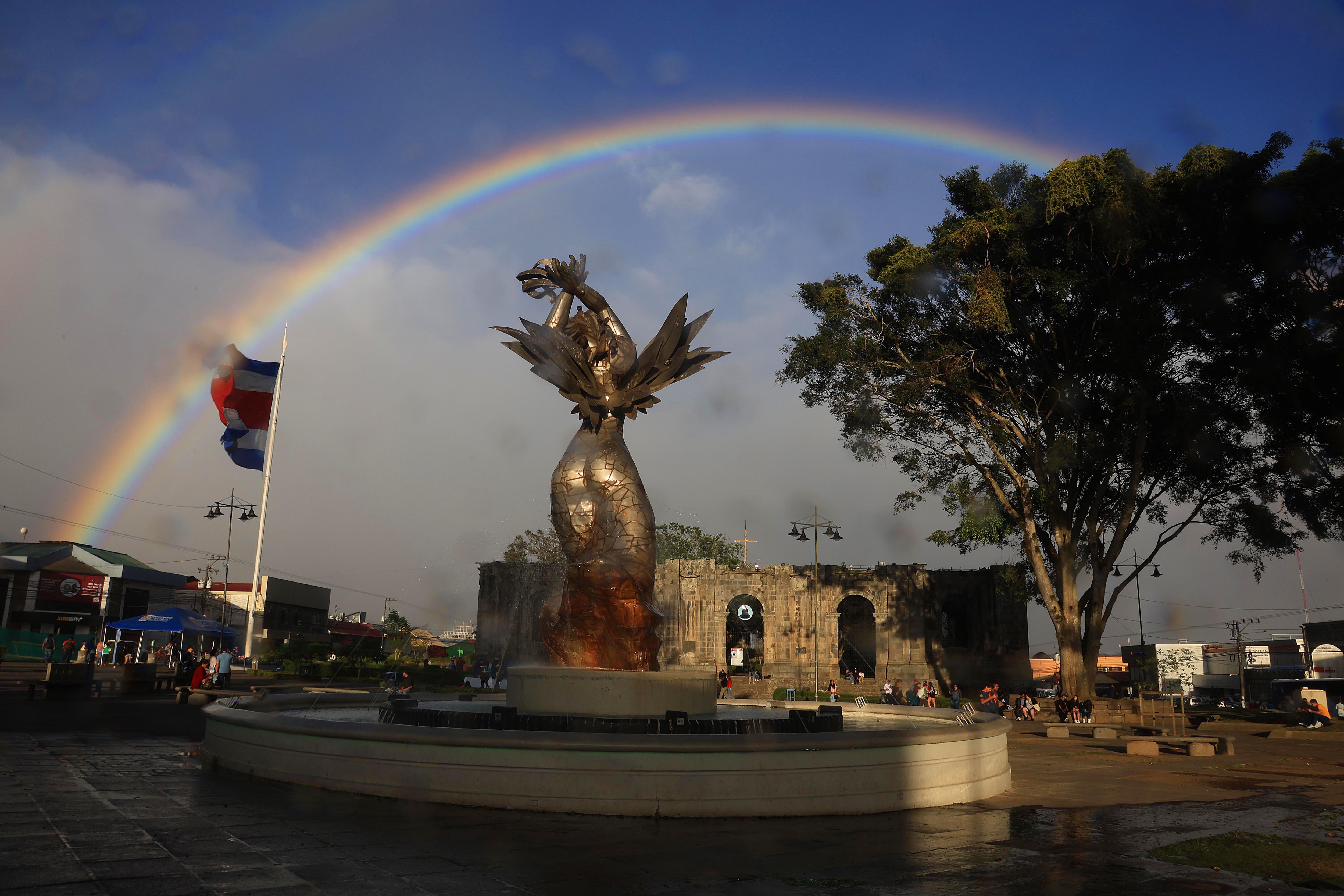 13/04/2024 Cartago. Los rasantes rayos del sol de atardecer se toparon con la llovizna para formar un espectacular arcoiris que sorprendió y maravilló a los cartagineses este sábado por la tarde. Foto: Rafael Pacheco Granados