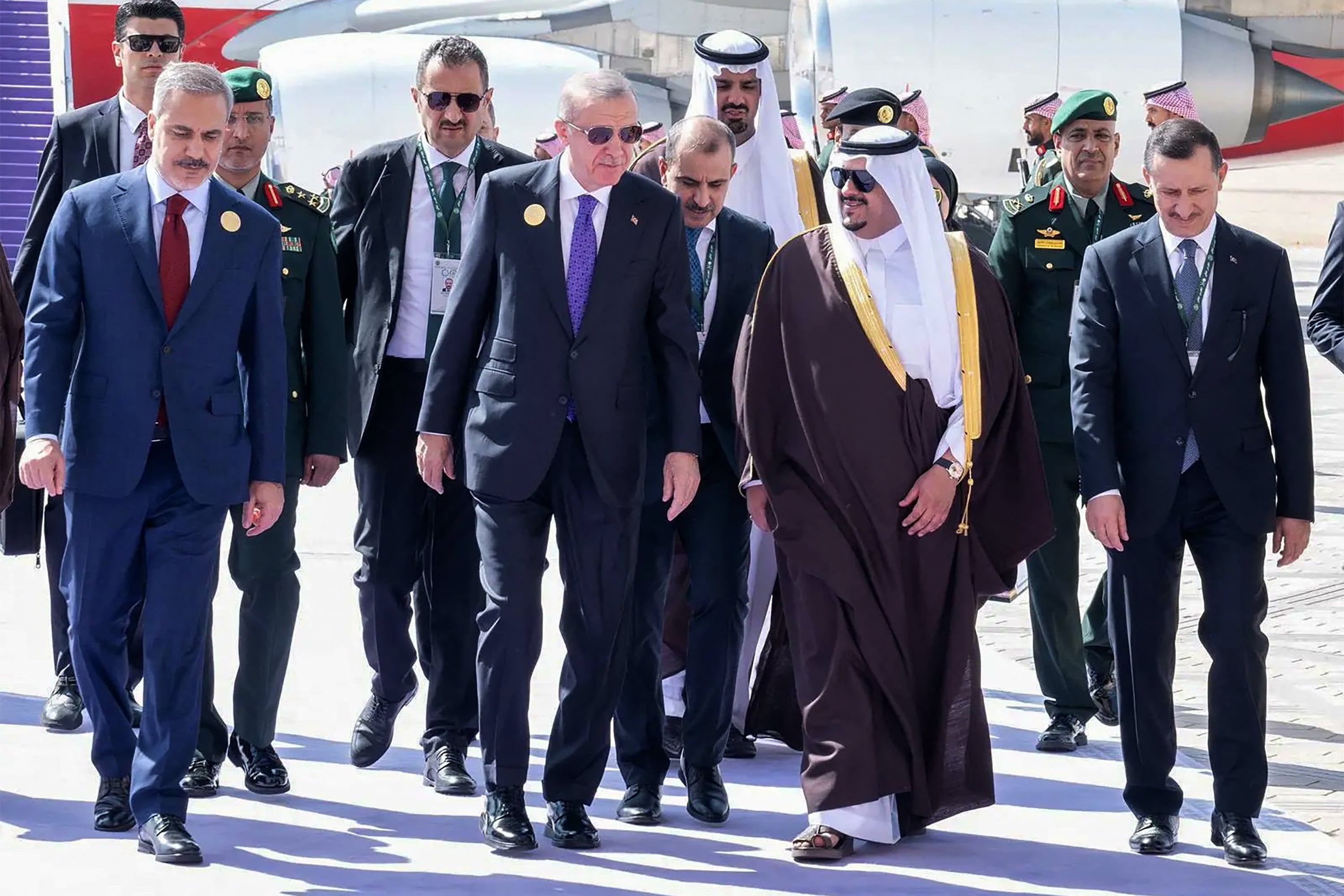 Una fotografía proporcionada por la Agencia de Prensa Saudita SPA este 11 de noviembre muestra al vicegobernador saudí de la región de Riad, el príncipe Mohammed bin Abdulrahman bin Abdulaziz, dando la bienvenida al presidente de Turquía, Recep Tayyip Erdogan, en Riad, antes de la Organización de Estados Islámicos. Cooperación (OCI) y la Liga Árabe cumbre conjunta extraordinaria de líderes.