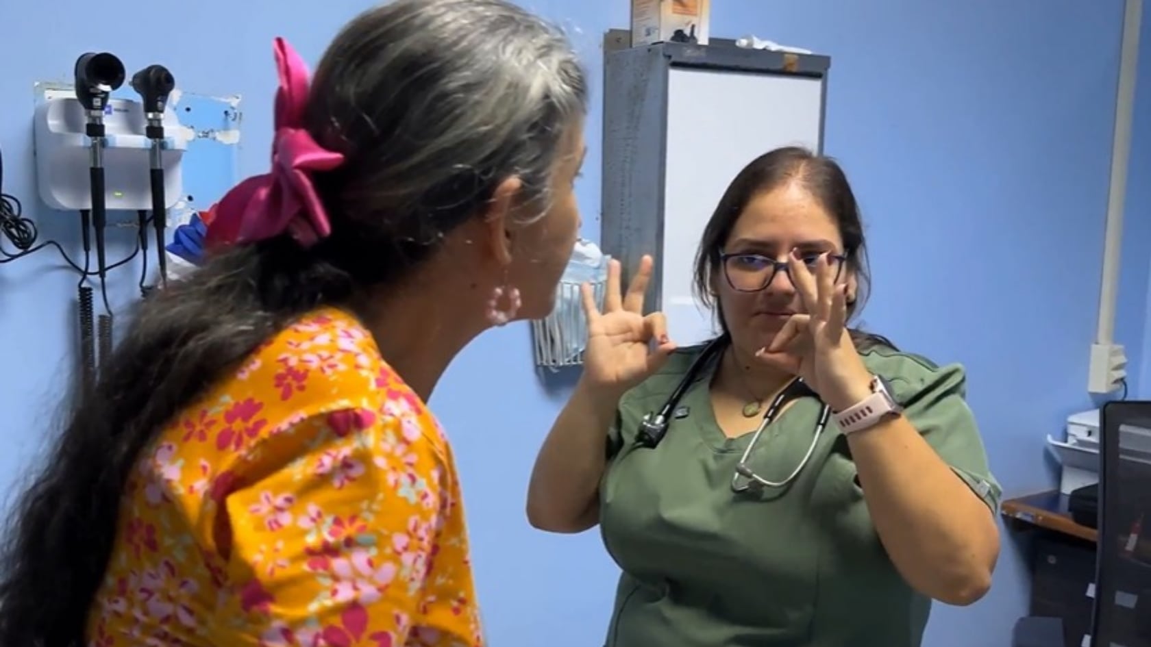 El hospital de San Vito utiliza Lesco para que pacientes sordos puedan comunicar síntomas y dolores con apoyo de funcionarios capacitados.