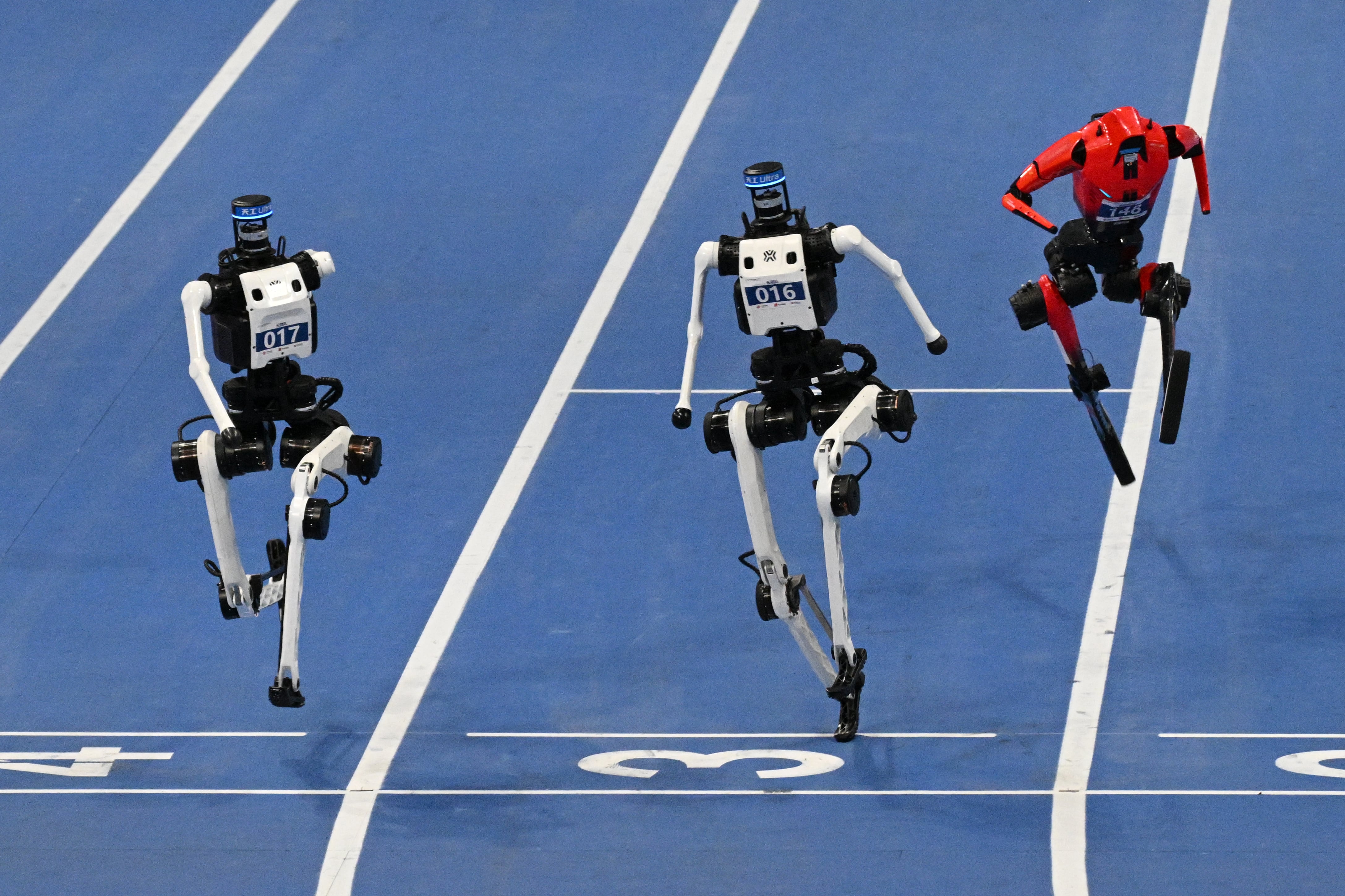 Estos robots humanoides compitieron en la carrera de 100 metros planos para modelos grandes, durante los Juegos que se realizan en Pekín.