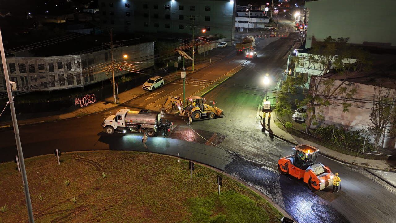Las obras de rehabilitación vial entre la rotonda de Betania y el cruce de El Cristo, en Sabanilla de Montes de Oca, se realizan durante la noche para minimizar el impacto vial. Los trabajos abarcan 3,8 km de la ruta 202 y se extenderán por dos meses.