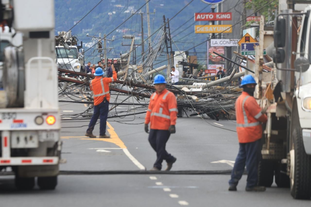Paso cerrado en Curridabat: tráiler arrastró cables y derribó ocho postes de Plaza del Sol a Colegio de Ingenieros y Arquitectos