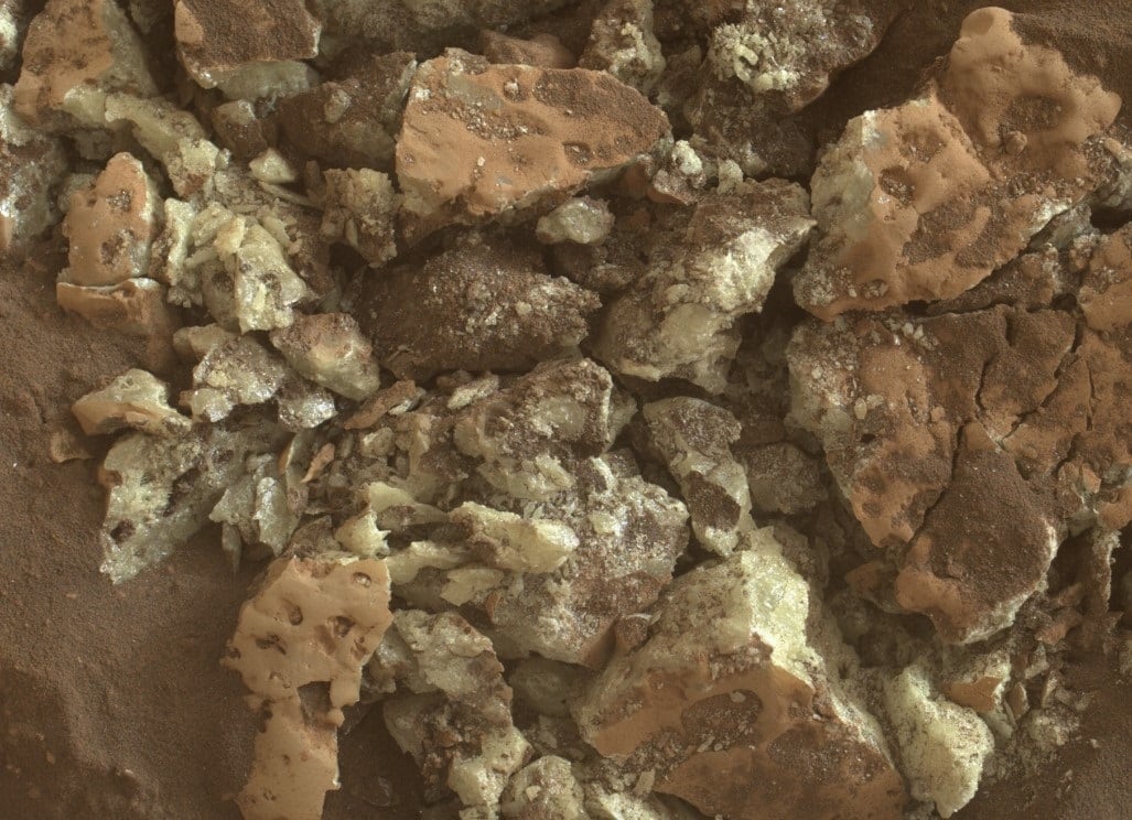 Cristales de azufre encontrados dentro de una roca después de que el rover Curiosity de la NASA pasara sobre ella y la aplastara el 30 de mayo de 2024.
REMITIDA / HANDOUT por NASA
Fotografía remitida a medios de comunicación exclusivamente para ilustrar la noticia a la que hace referencia la imagen, y citando la procedencia de la imagen en la firma
12/9/2025