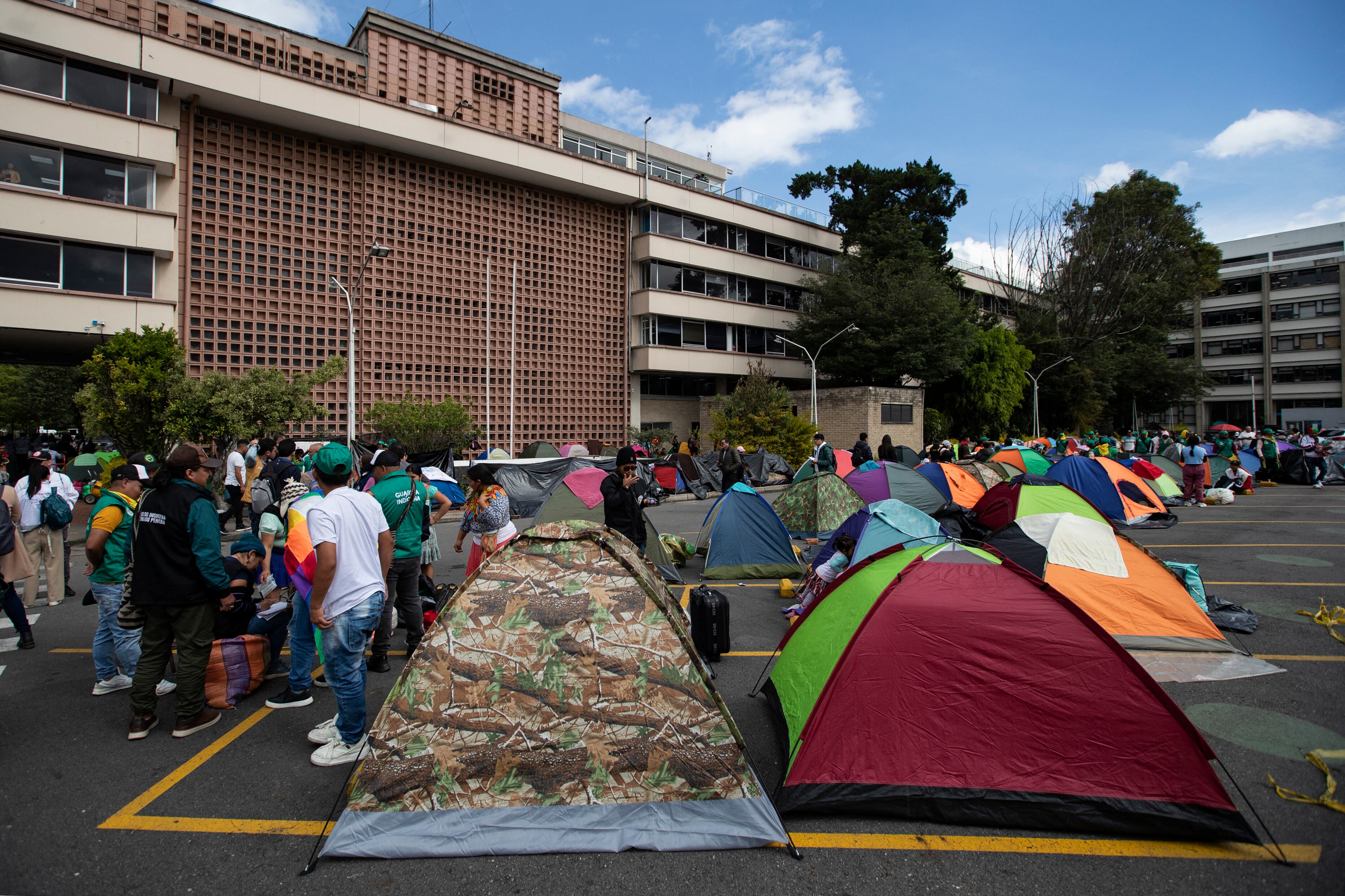 Indígenas embera acampando en el estacionamiento de la Agencia Nacional de Tierras en Bogotá durante una protesta por tierras ancestrales, el 26 de noviembre de 2024.