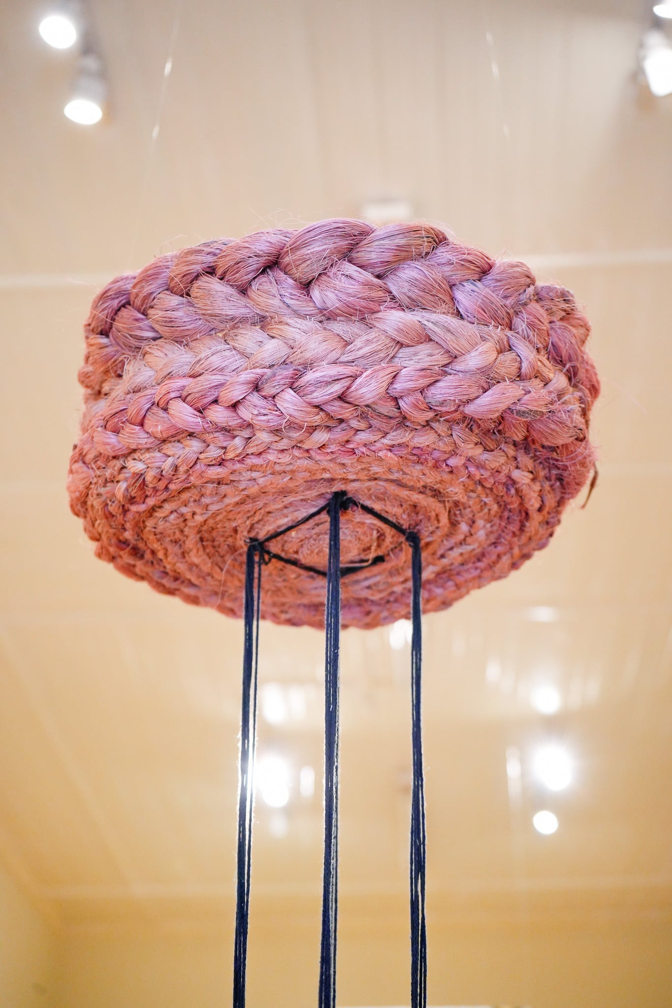 Verónica Navas también explora el lenguaje textil.