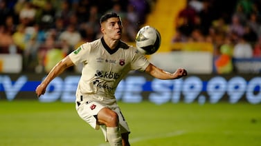 Alajuelense tiene una versión distinta sobre lo ocurrido con Ronaldo Cisneros