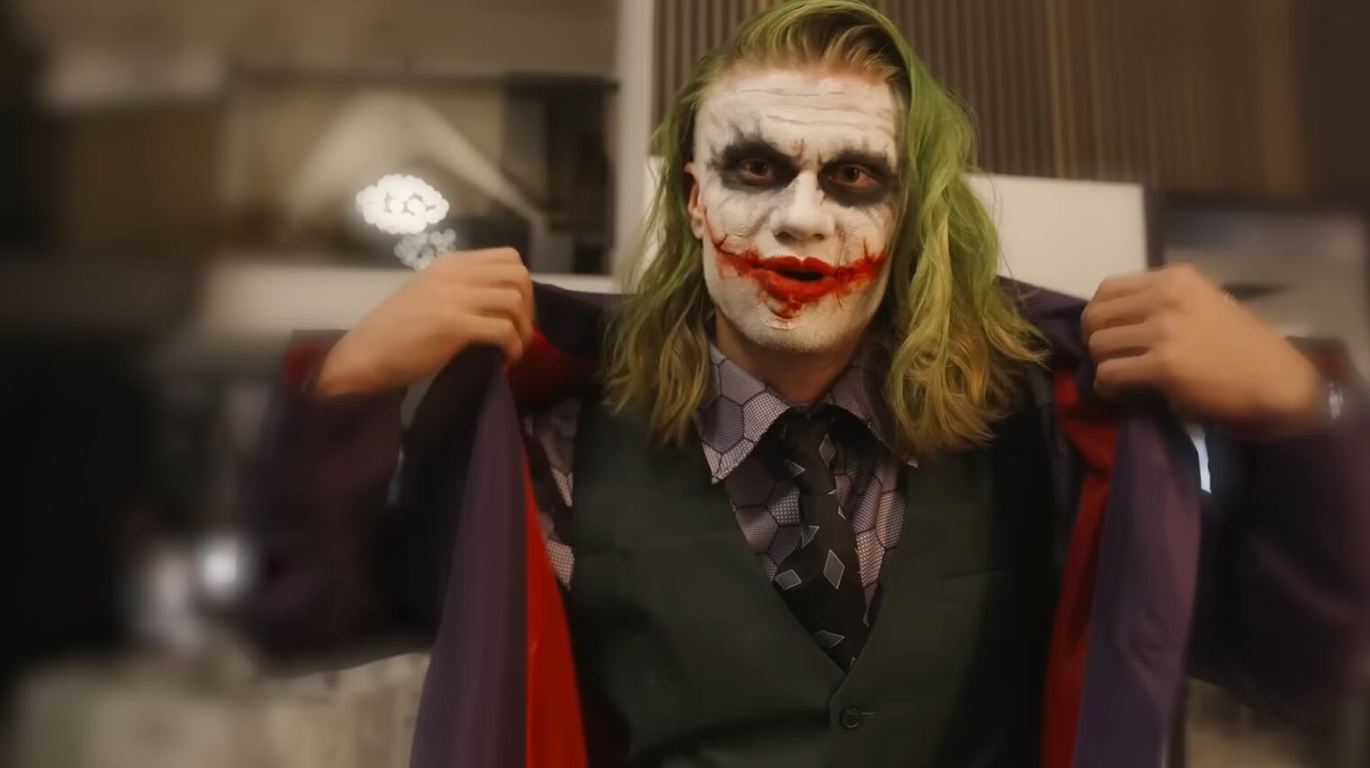 Haaland salió disfrazado de Joker en Halloween por las calles de Manchester antes de una fiesta con su pareja.