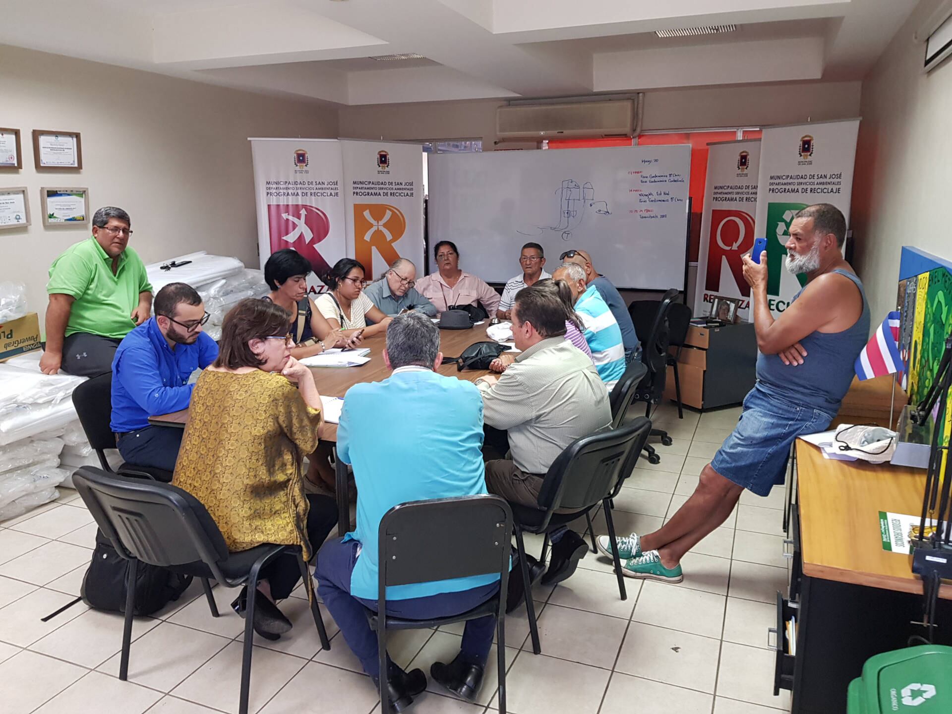 La presidenta ejecutiva del AyA, Yamileth Astorga, y el subgerente del Área Metropolitana, Roy Barboza, se reunieron con 15 líderes comunales.