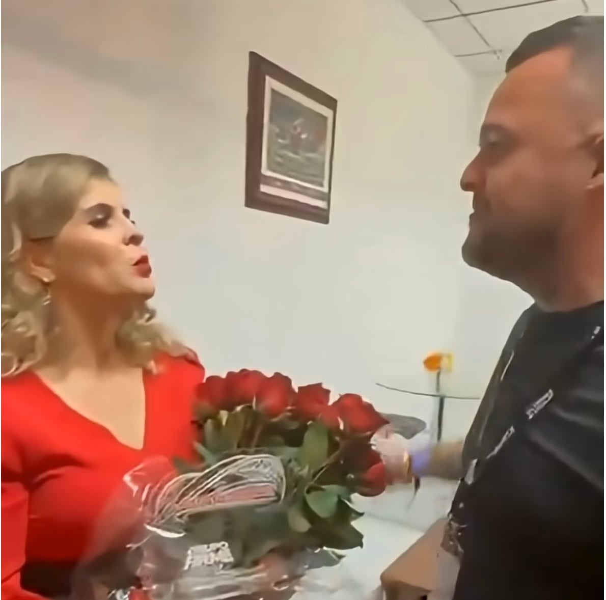 La entonces presidenta electa y ministra de la Presidencia, Laura Fernández, sostiene un ramo de flores mientras comparte con el productor Hugo Barboza —detenido hoy en el Caso Éxodo— durante el concierto de Grupo Firme en el Estadio Nacional, el 28 de marzo de 2026.