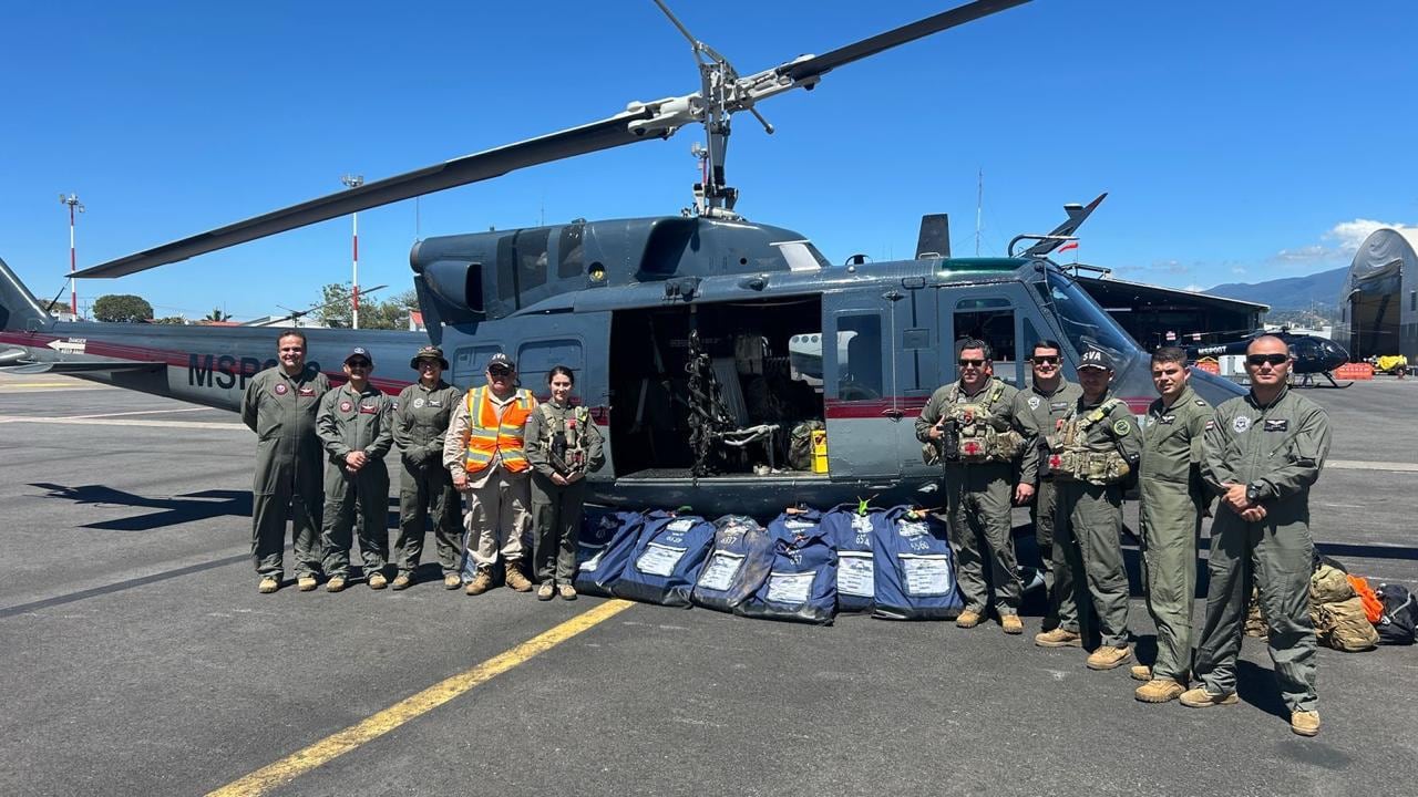 Llegada de uno de los helicópteros que traslada material electoral al aeropuerto Internacional Juan Santamaría.
