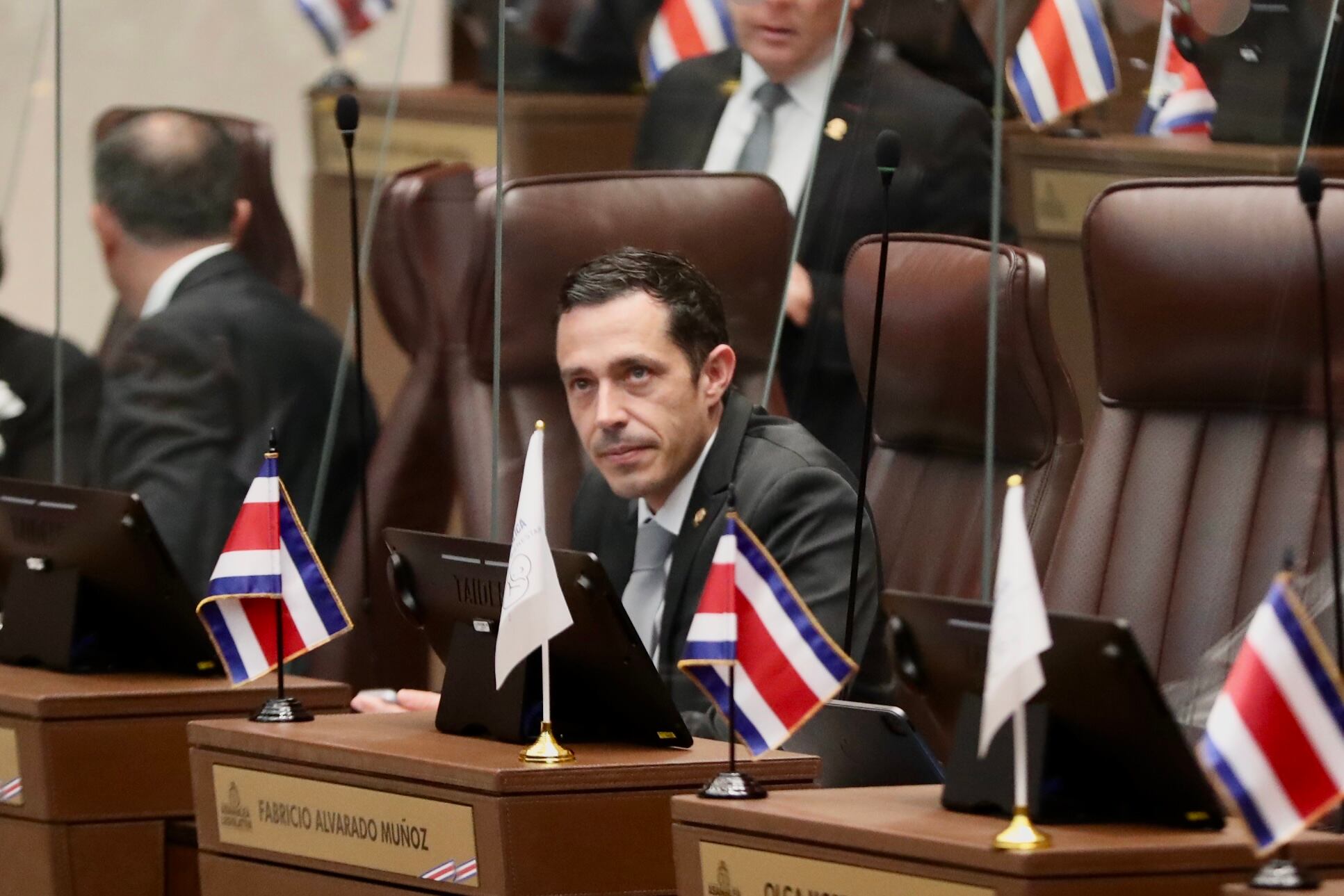 Manuel Morales sentado en su curul en el plenario de la Asamblea Legislativa, durante la sesión solemne del 1 de mayo del 2023.