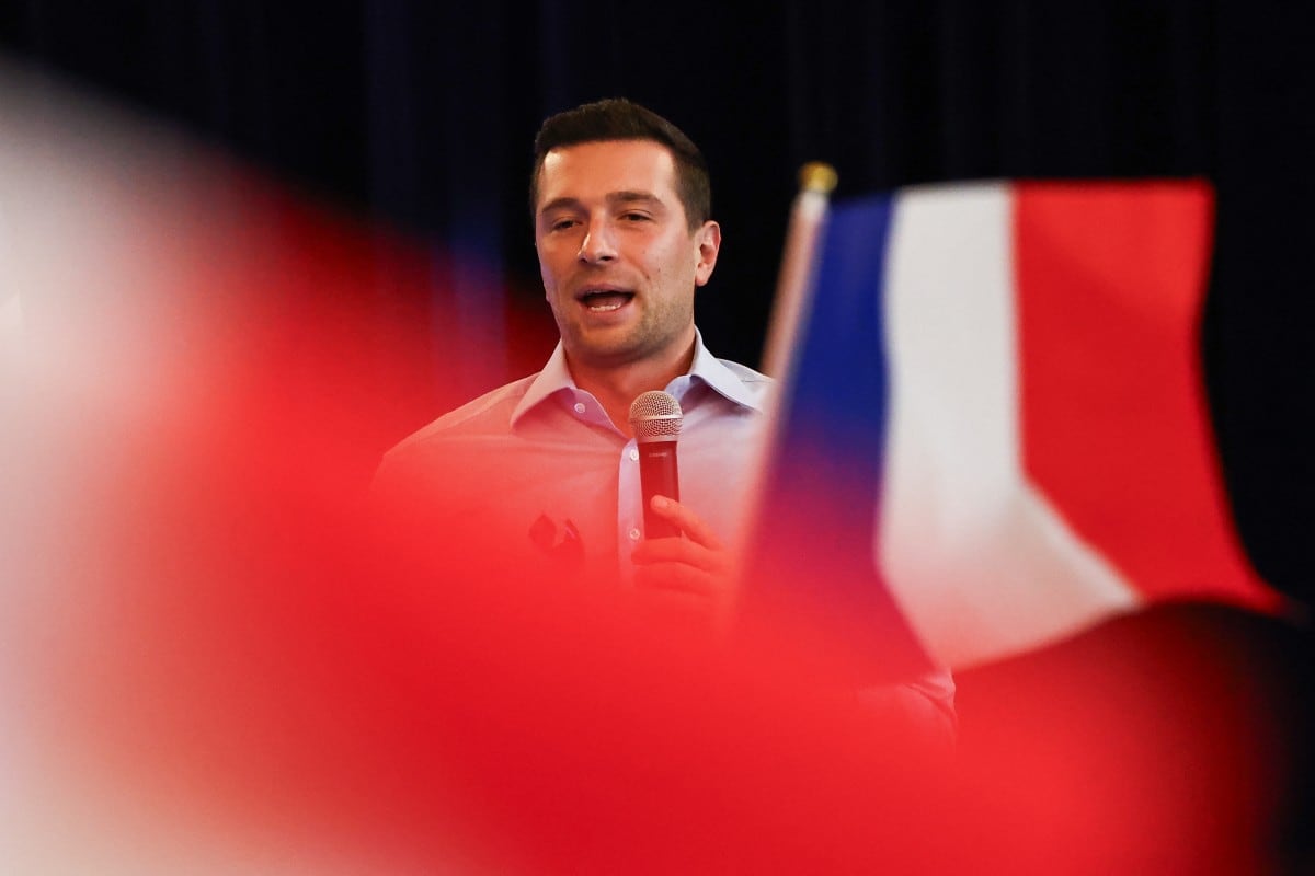 El presidente del partido francés de extrema derecha Agrupación Nacional (RN), Jordan Bardella, pronuncia un discurso durante el encuentro de regreso a la actividad del RN en Picardía, en Breteuil, norte de Francia.