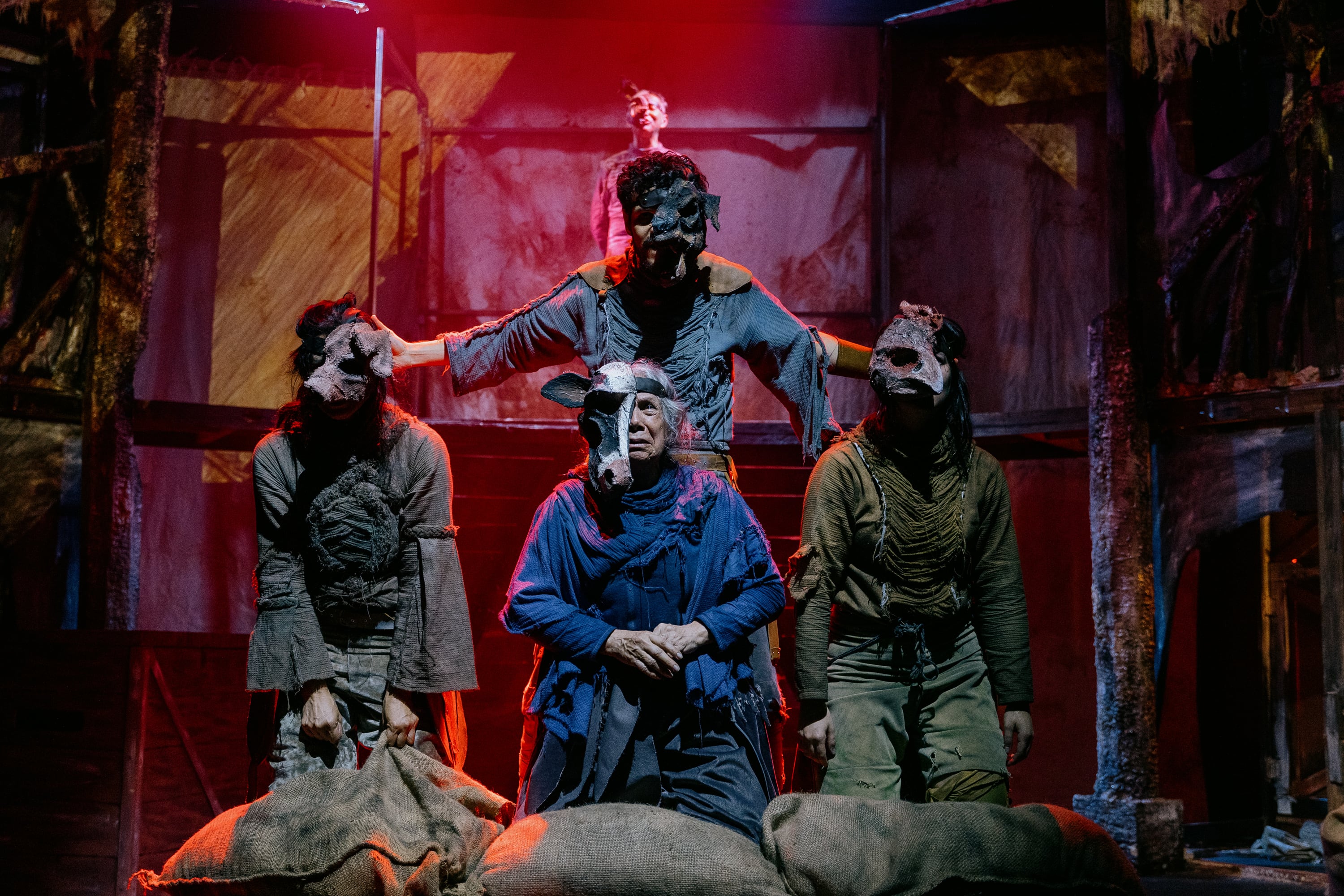 Lo que George Orwell escribió en 1945 se sigue sintiendo incómodamente cercano, y el Teatro Espressivo mete las manos entre el heno y la manipulación