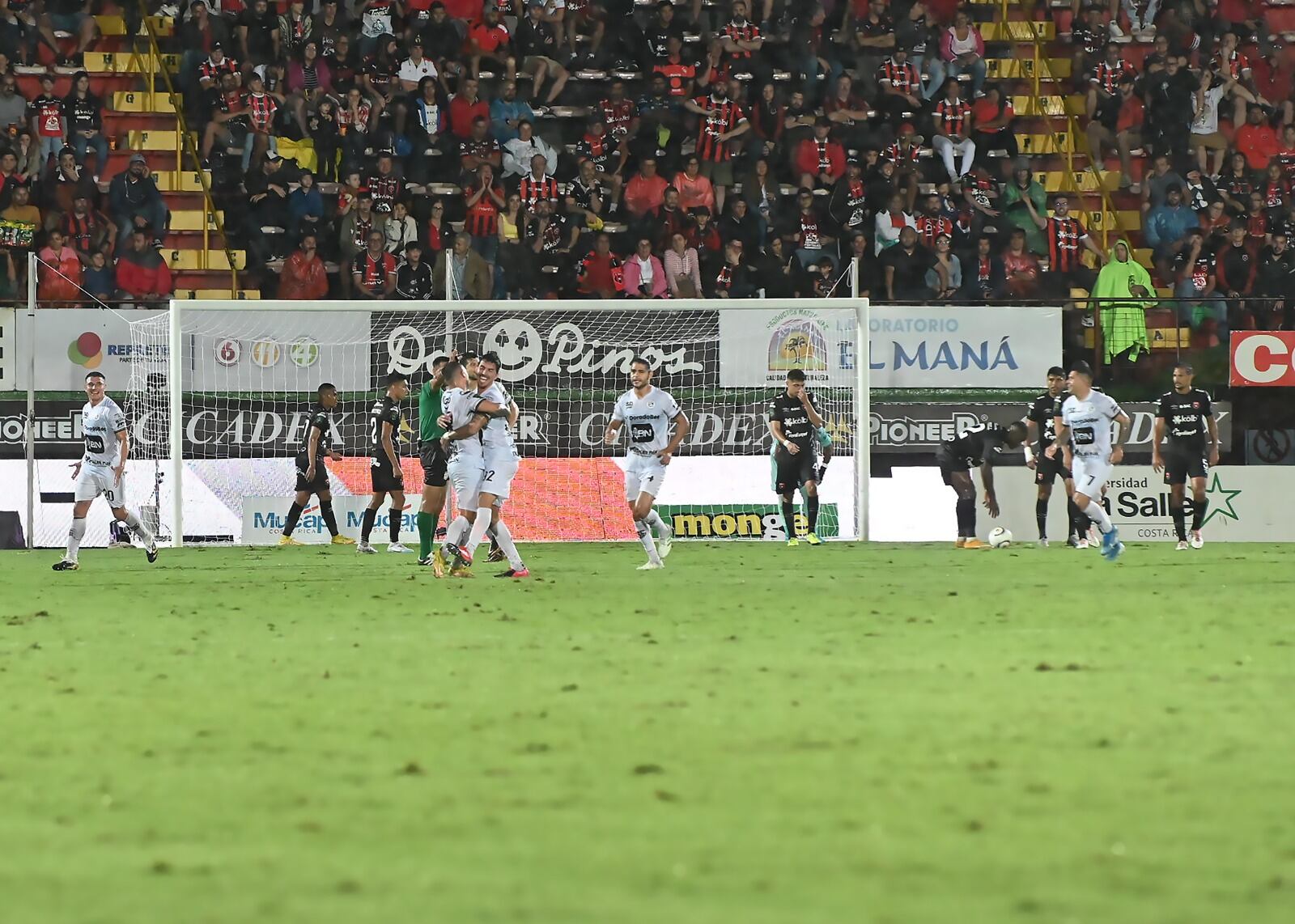 Sporting le está ganando a Liga Deportiva Alajuelense en el Estadio Alejandro Morera Soto.