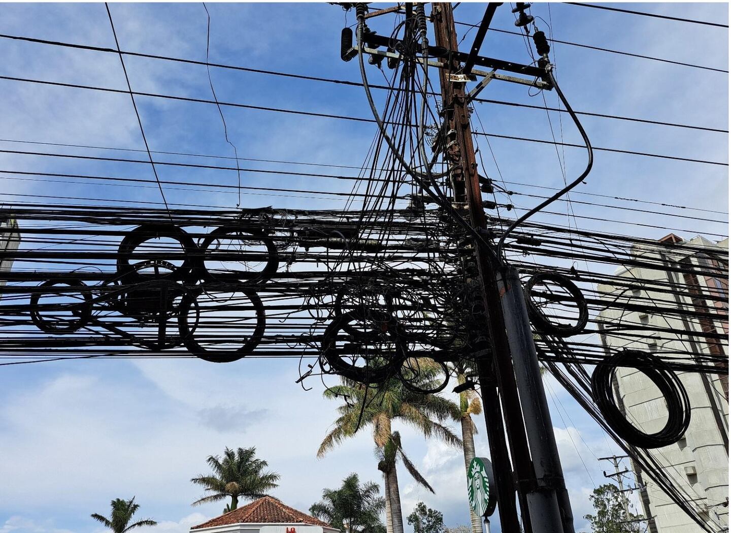 Rollos de cables en los postes