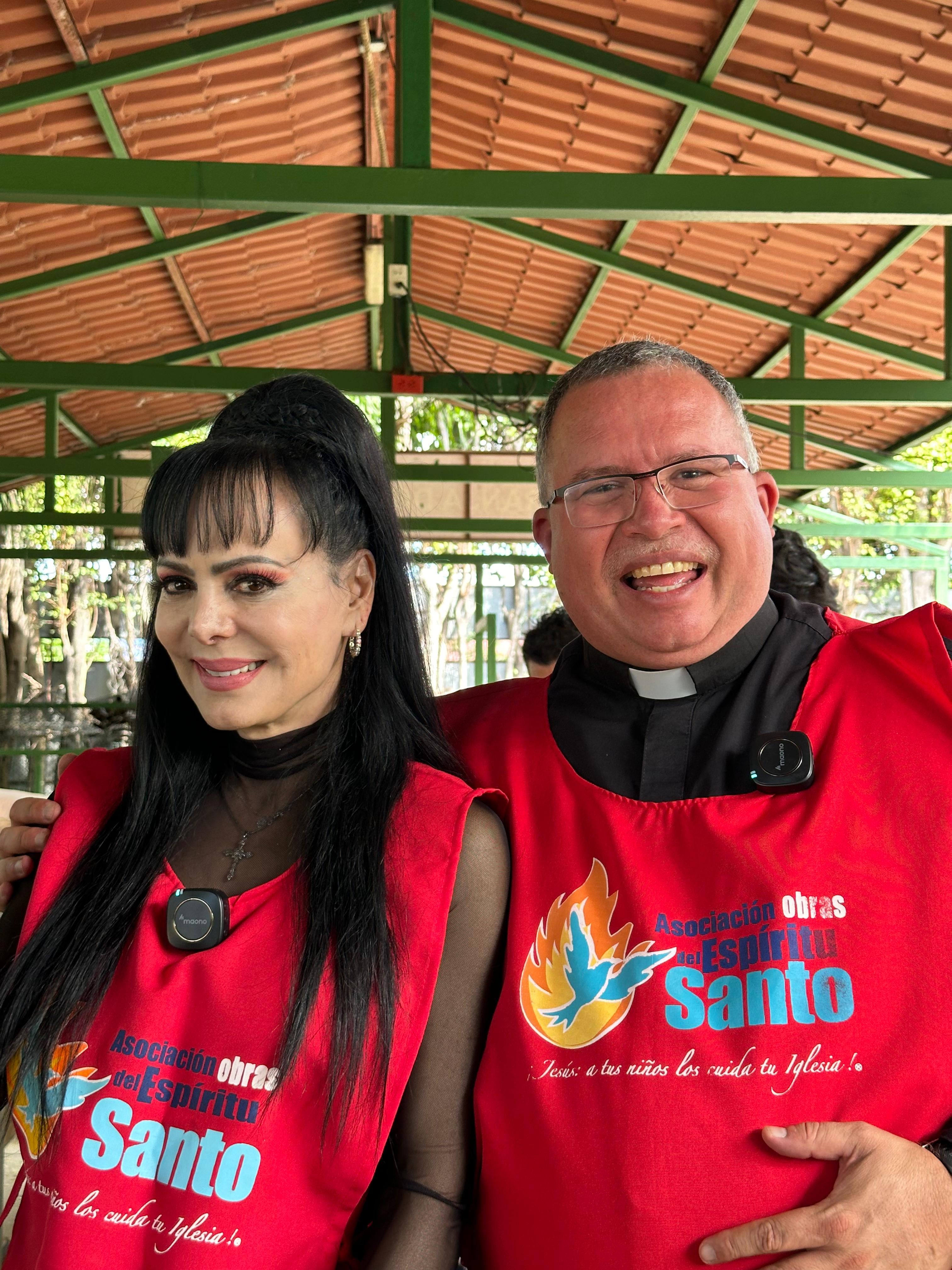 Maribel Guardia y el padre Sergio