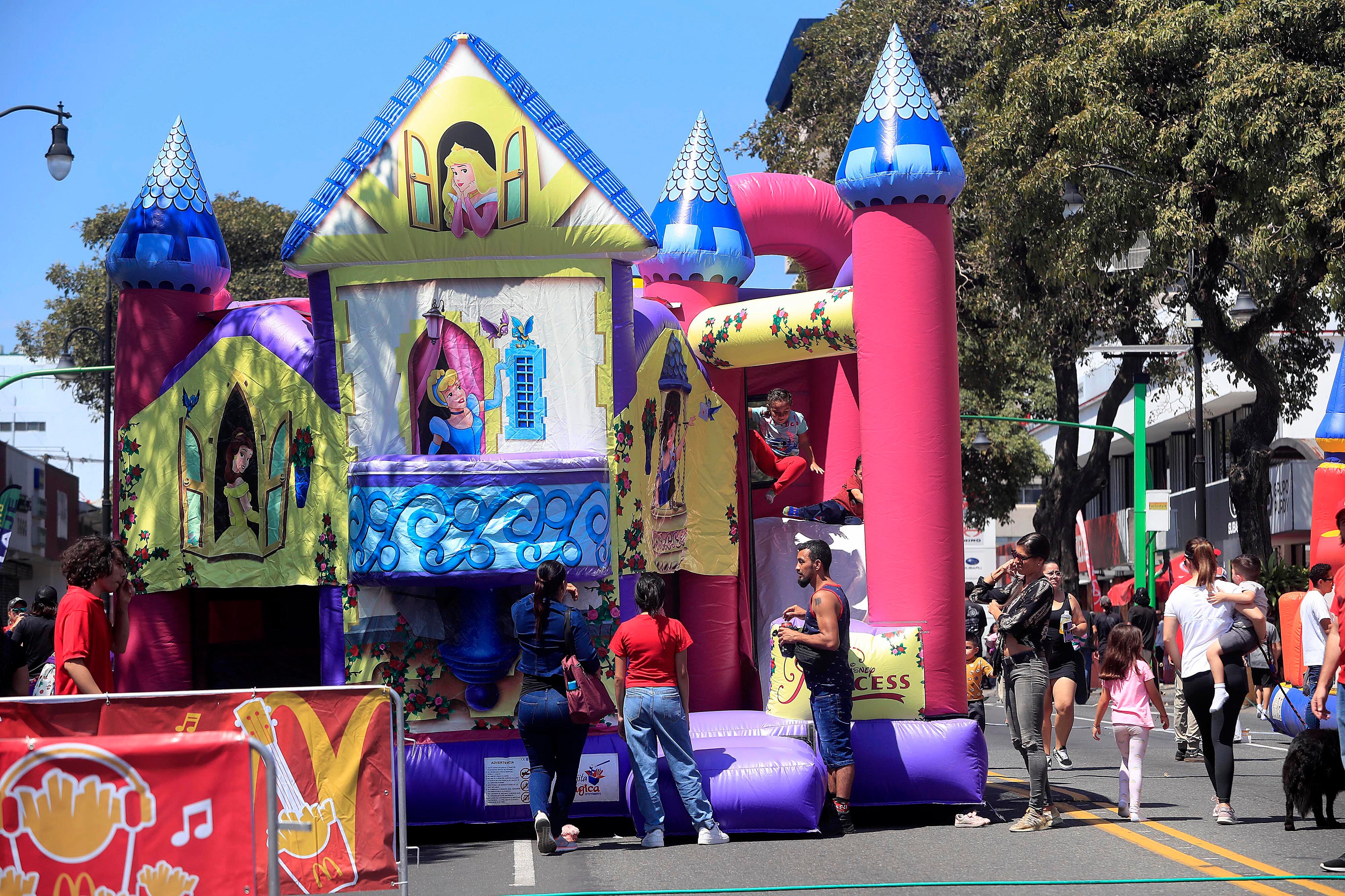 18/02/2024 Paseo Colón. Regresaron las actividades al aire libre denominados, Domingos Familiares sin Humo. Piscinas, sesiones de fotos familiares, shows de la Policía Canina de la Municipalidad de San José y mucho más formaron parte de la agenda, sin faltar la participación de las mascotas. Foto: Rafael Pacheco Granados