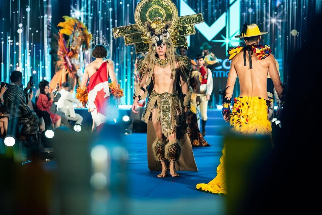 Así desfiló Roberto Mena en la competencia de trajes nacionales.