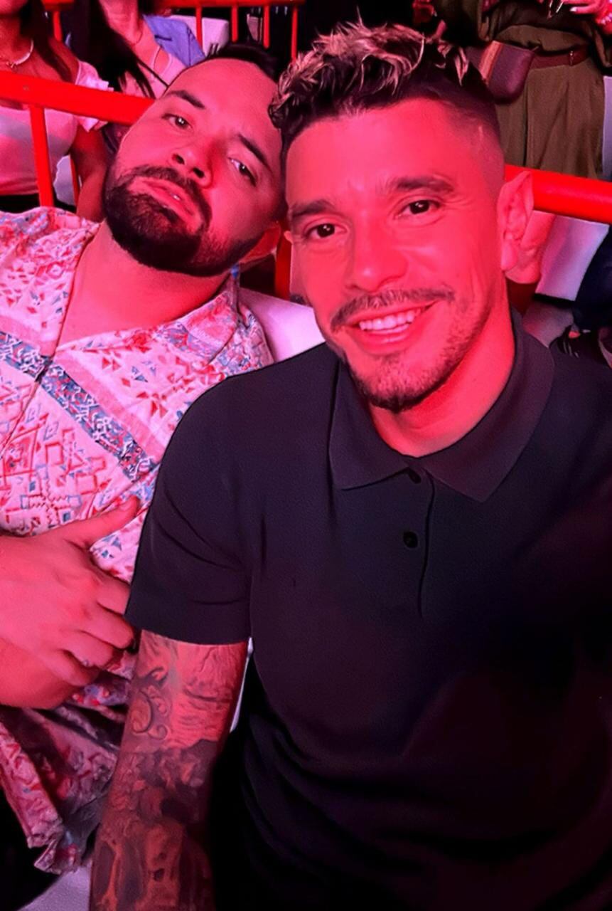 El jugador de fútbol José Andrés Salvatierra se acompañó de su amigo Andrés Varela para pasar un buen rato cantando todos los éxitos del azteca. Foto: Instagram