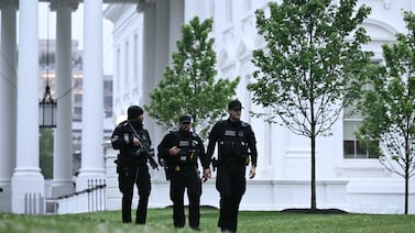 Muere hombre que disparó frente a la Casa Blanca y transeúnte resulta herido, según medios estadounidenses