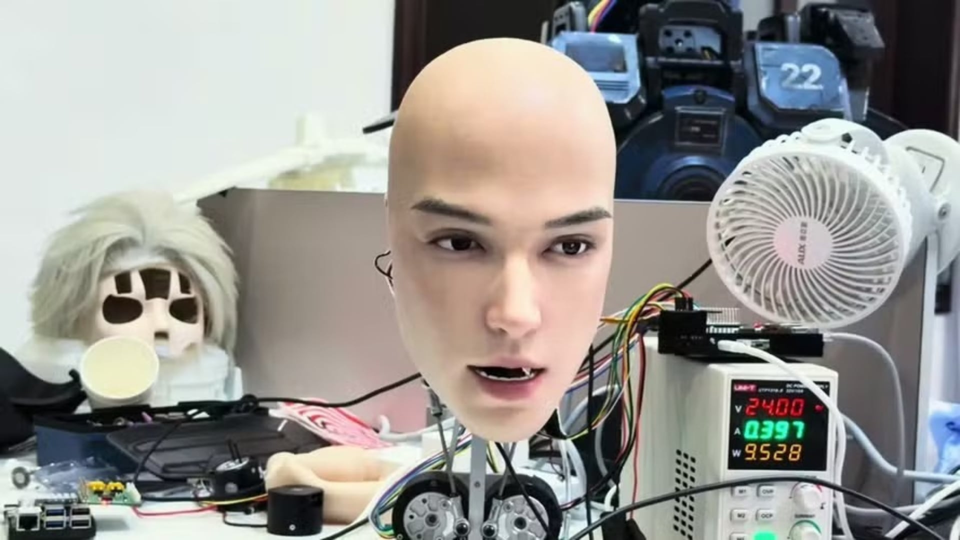 Startup china AheadForm muestra robot con rostro humano y emociones. Tecnología busca transformar la interacción hombre-máquina.
