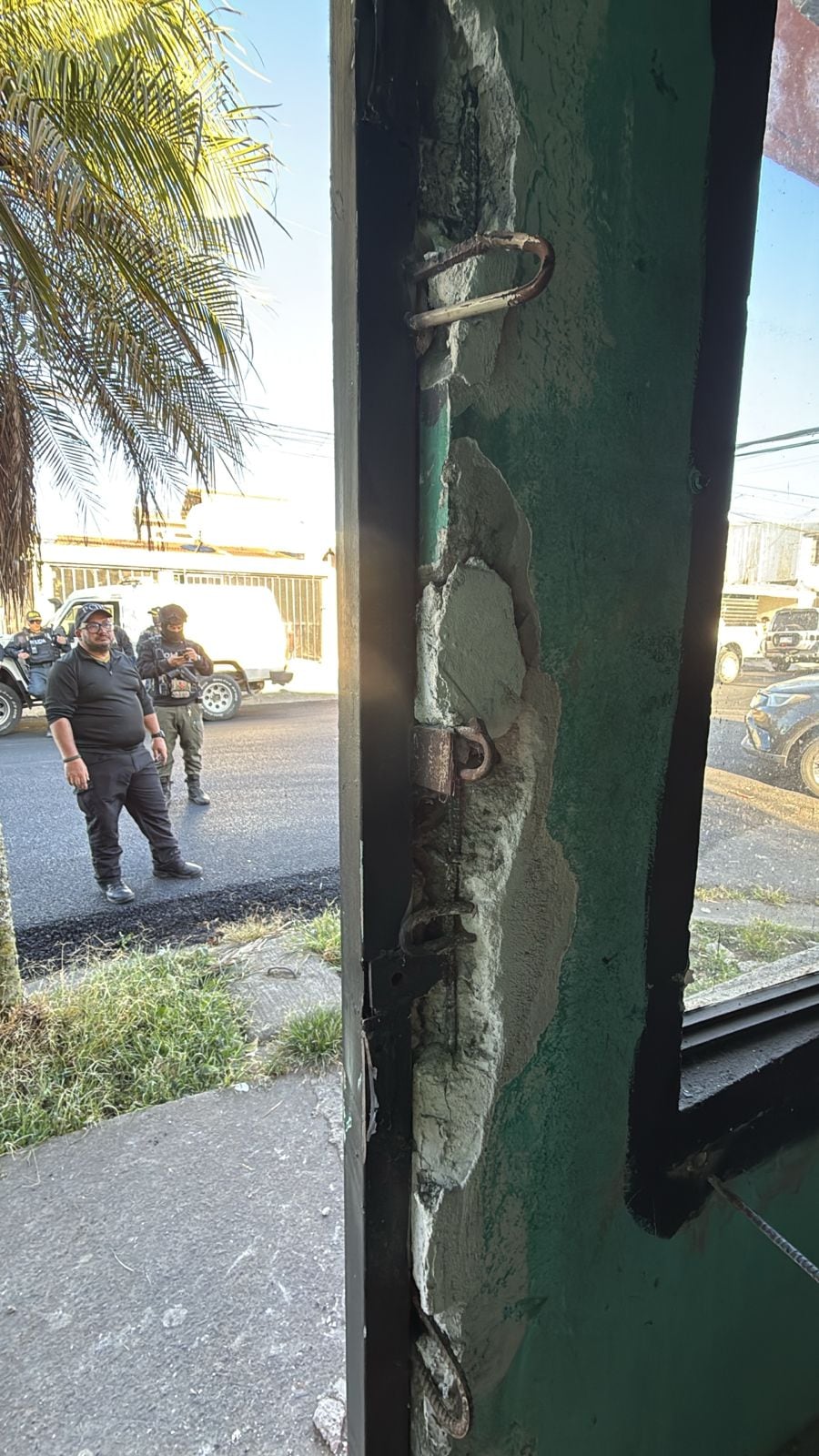 Puerta reforzada para impedir el ingreso de otros grupos criminales, rivales de Gordo Julio.