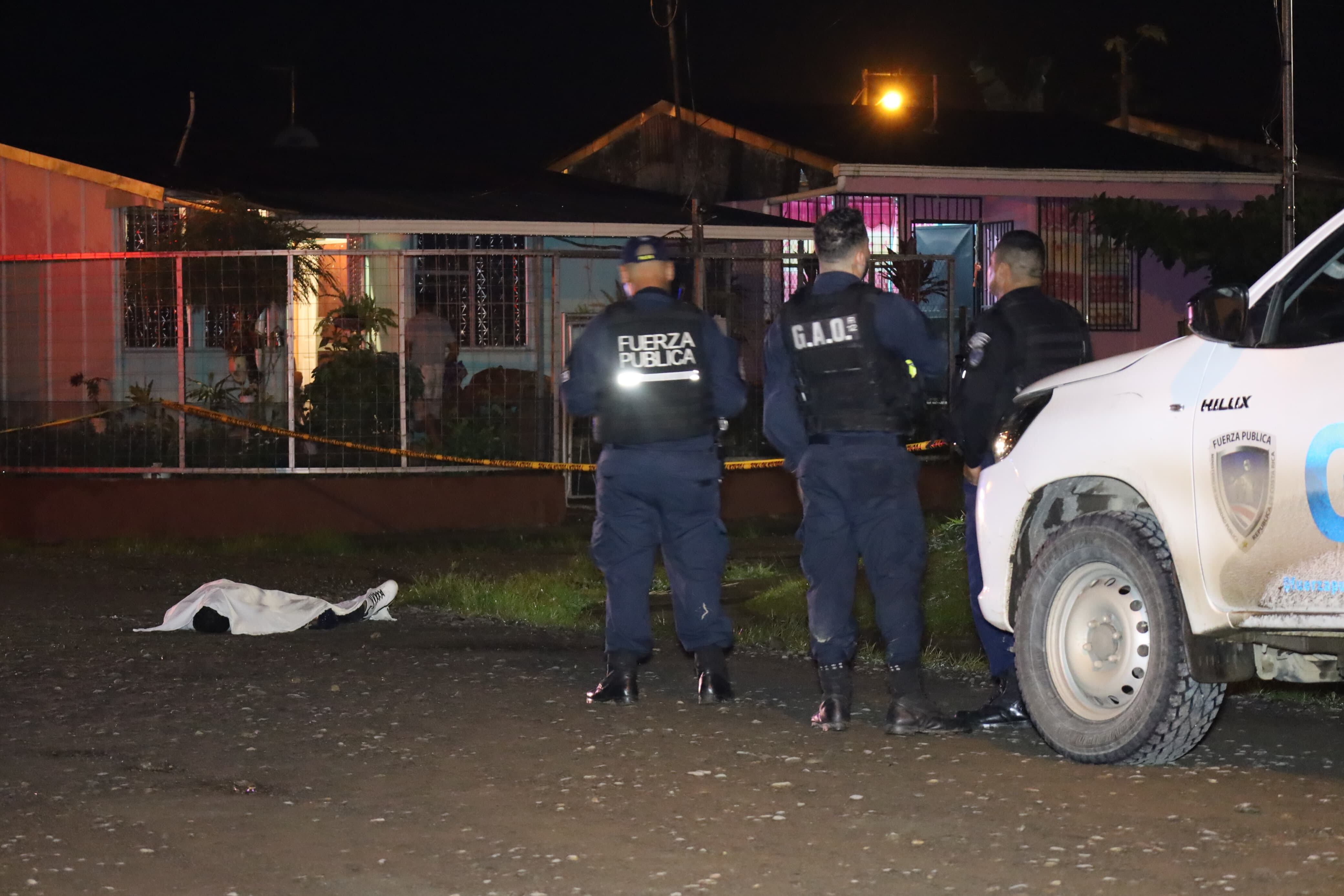 En una calle de lastre en Cariari de Pococí, quedó el cuerpo de Juan Carlos Carrillo, de 37 años. Foto: Reiner Montero.