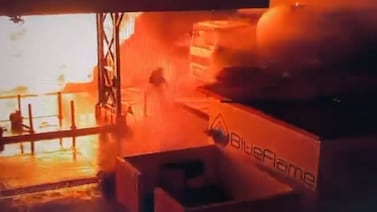 Video capta momento en que se produce explosión en envasadora de gas; bomberos estaban a poco metros