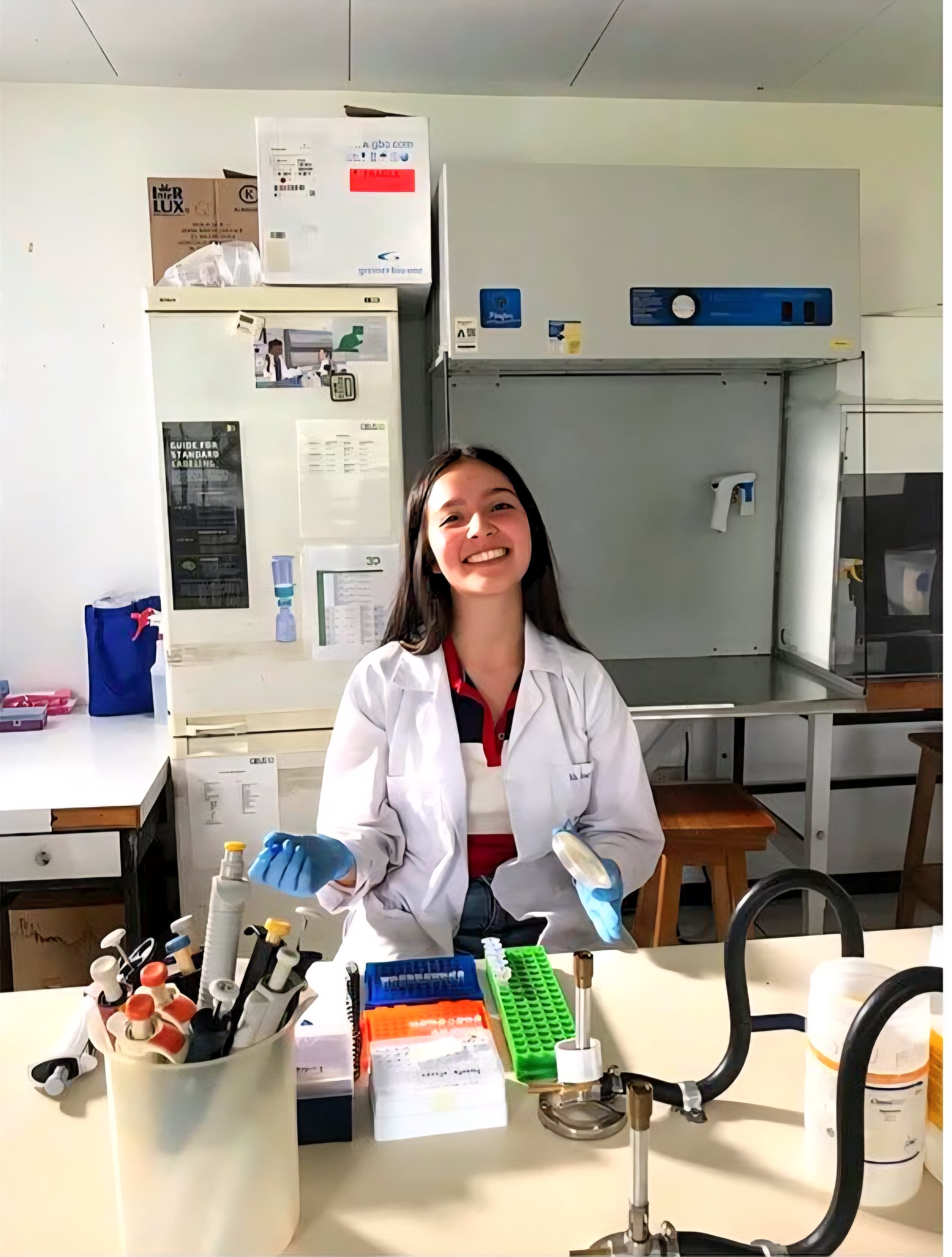 María José Durán, la primera costarricense que cursa un doctorado en Bioingeniería en el MIT, en trabajo de laboratorio