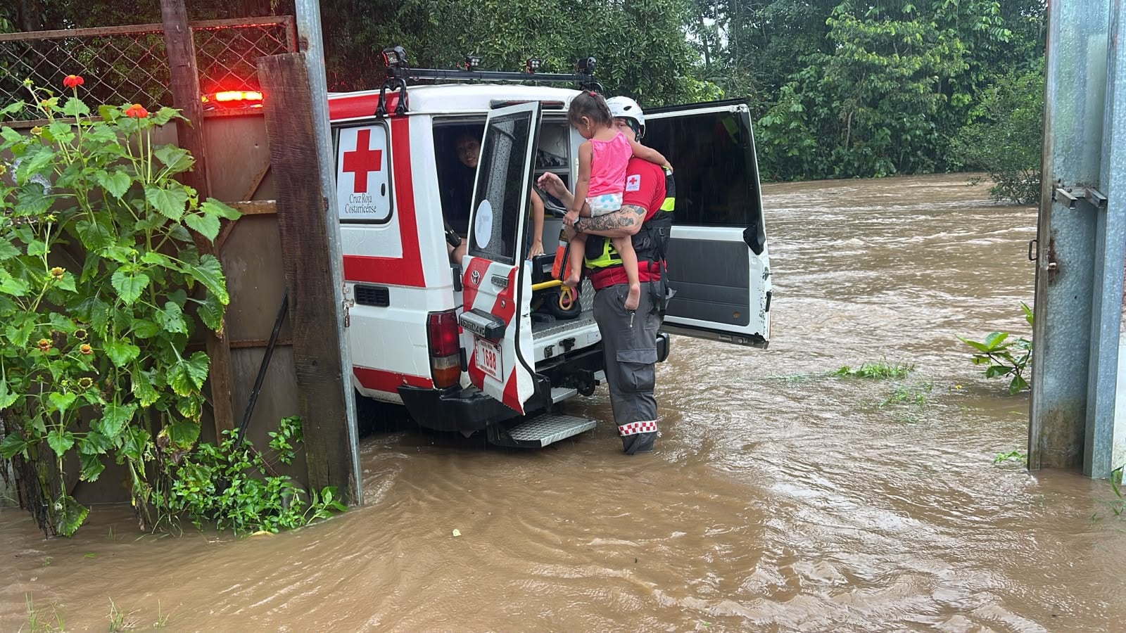 Equipos de la Cruz Roja atienden múltiples emergencias reportadas durante las últimas horas debido a las inundaciones provocadas por el paso de la onda tropial 32. Cantones como Sarapiquí, Guácimo, Siquirres y Valle La Estrella están entre los más afectados.