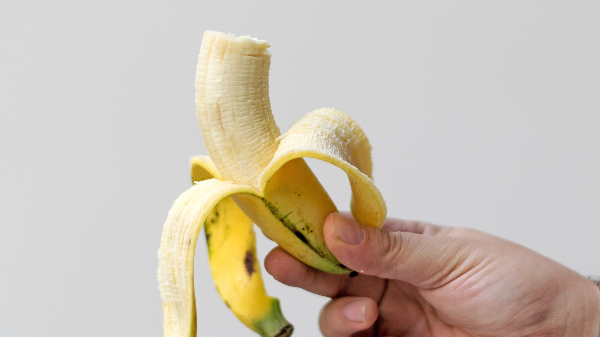 Especialistas explican por qué el banano en el desayuno ayuda a estabilizar la energía y aporta nutrientes esenciales.