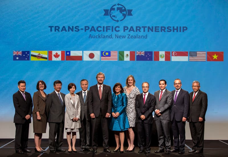 GRA550. AUCKLAND. 03/02/2016.- Fotografía facilitada por el Ministerio de Asuntos Exteriores y Comercio de Nueva Zelanda de los ministros y representantes de Australia, Brunéi, Canadá, Chile, Perú, Estados Unidos, Japón, Malasia, México, Nueva Zelanda, Singapur y Vietnam, tras firmar hoy en la ciudad neozelandesa de Auckland el Acuerdo de Asociación Transpacífico (TPP, en inglés) que representa alrededor del 40 por ciento del PIB mundial. EFE/MFAT ***SOLO USO EDITORIAL***
