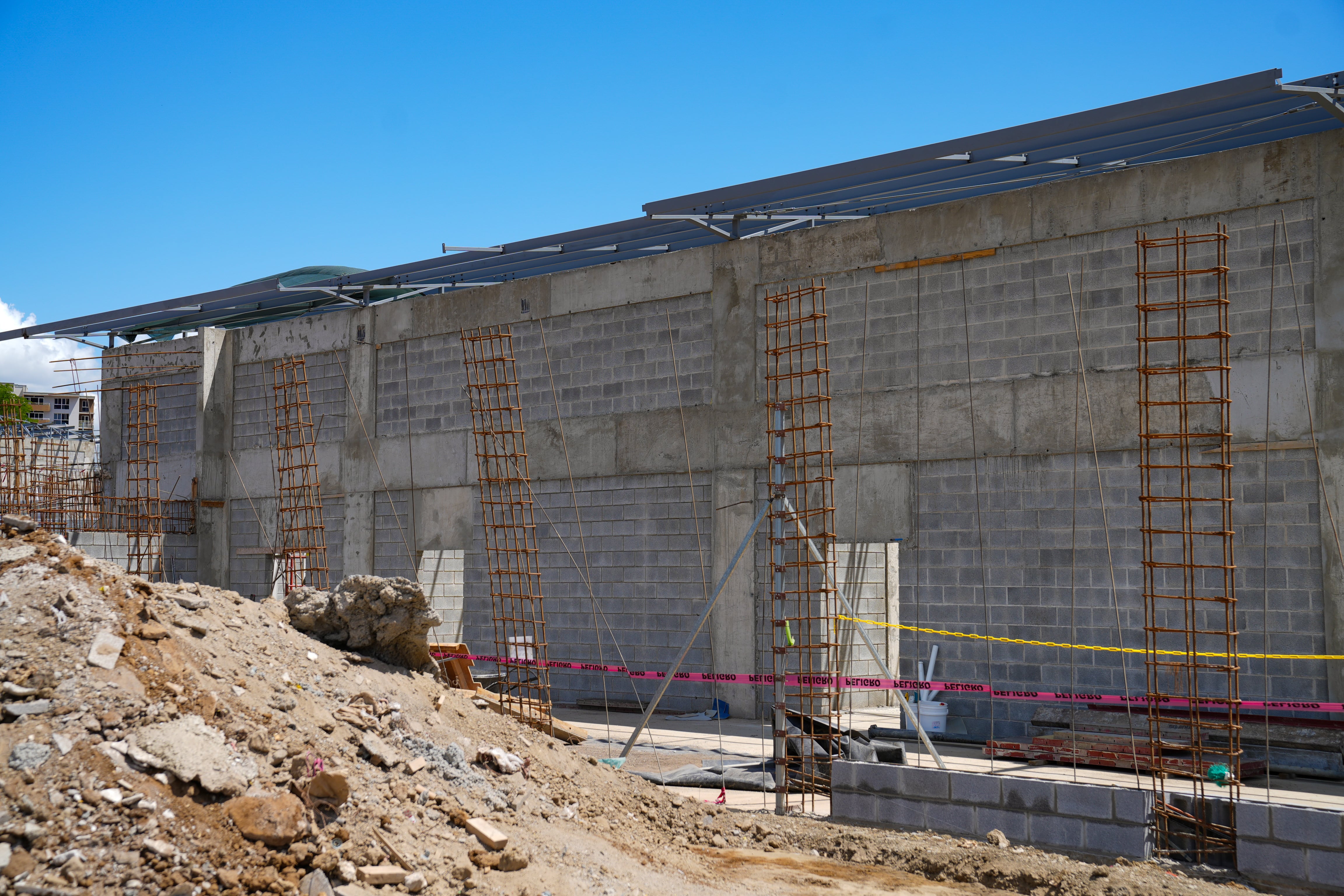 El presidente de la República, Rodrigo Chaves, la presidenta electa, Laura Fernández y los ministros de Justicia y Seguridad, Gerald Campos y Mario Zamora inspeccionaron el avance de obras en el CACCO.