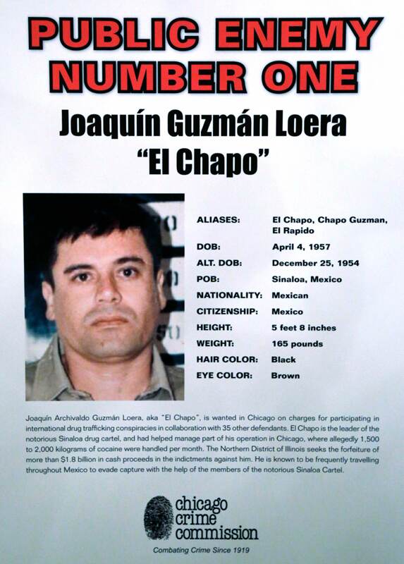 Este afiche señala al Chapo como el enemigo N.° 1 de Chicago. | AP